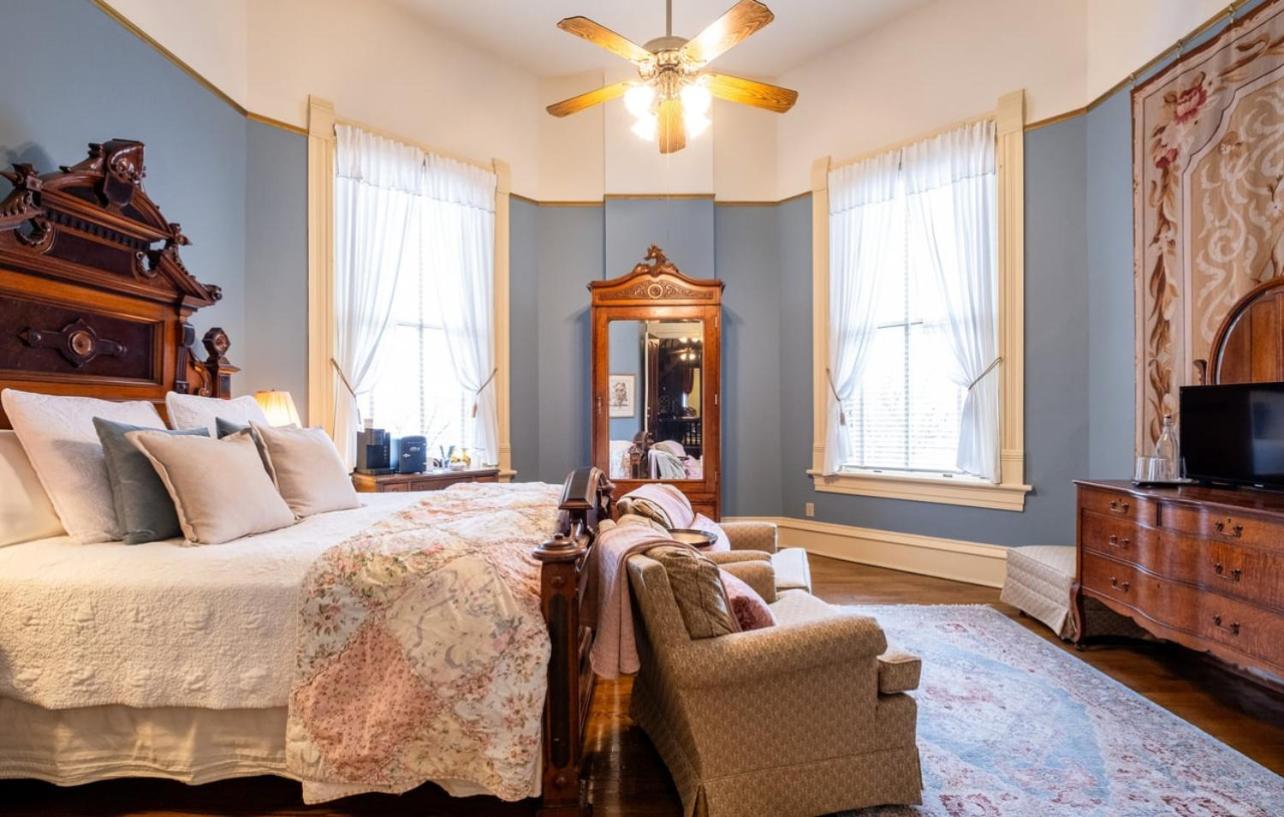 Miss Eliza Queen Room