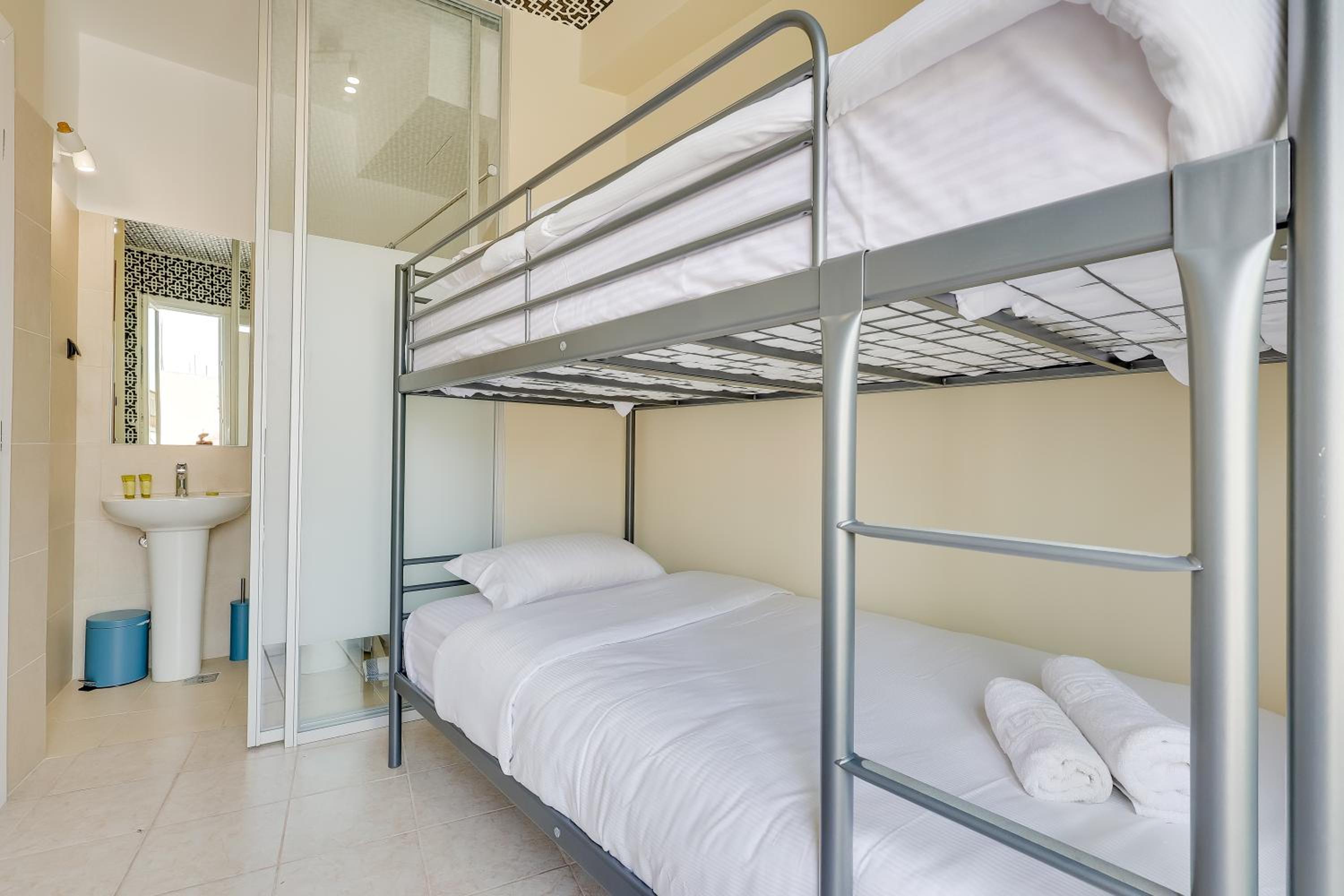 Twin Room with Balcony photo 3