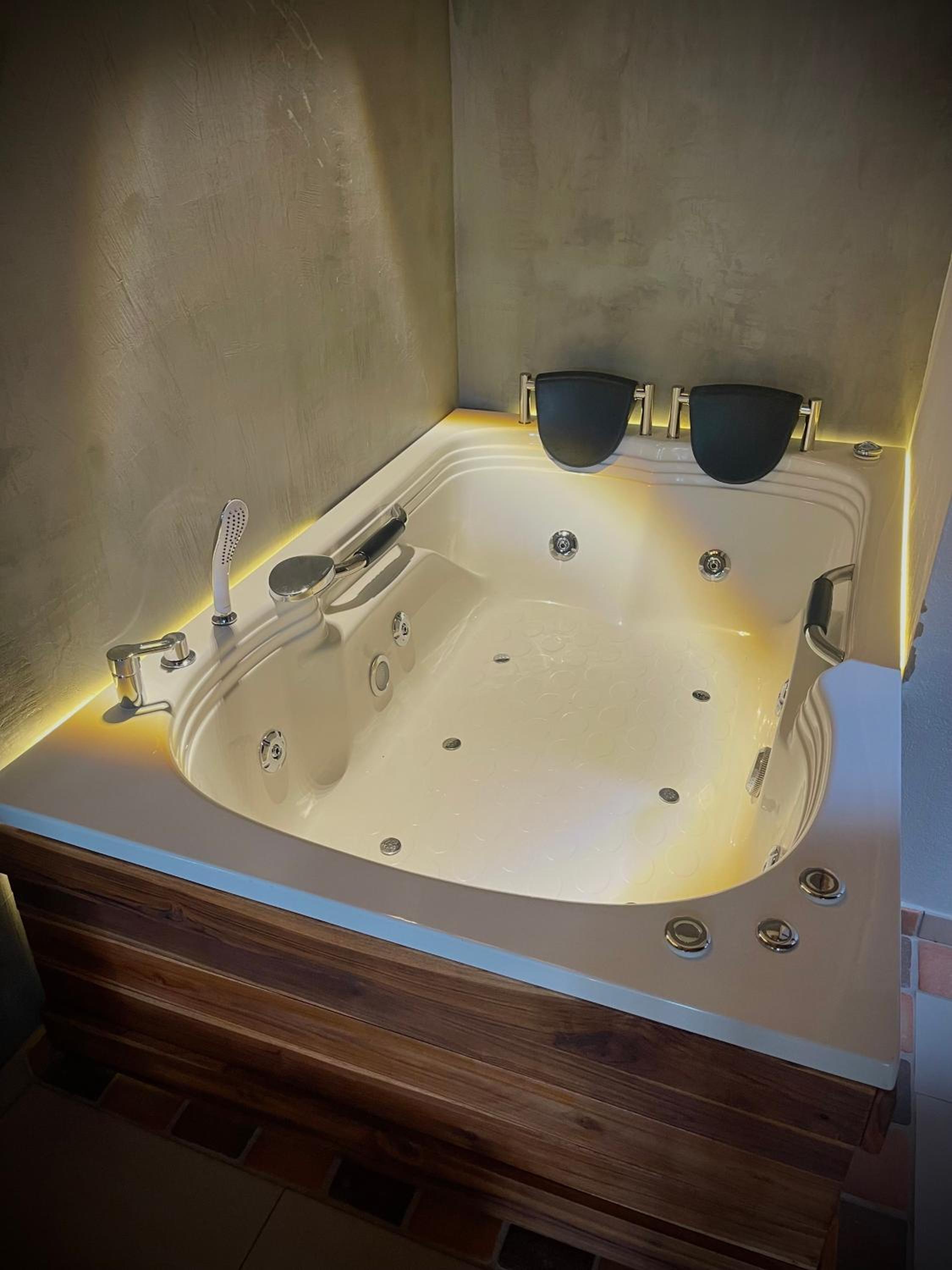 Suite with Hot Tub photo 2