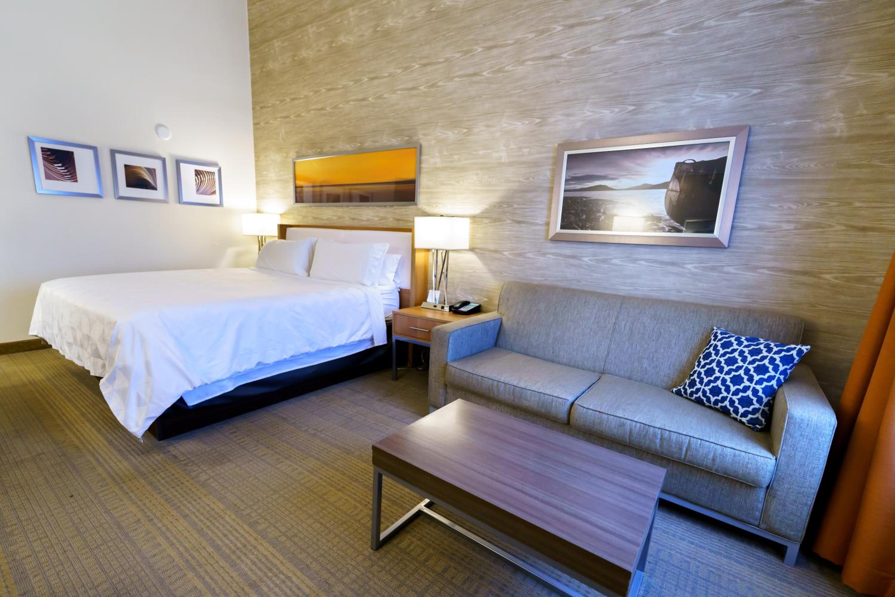 Premium King Room - Photo 1