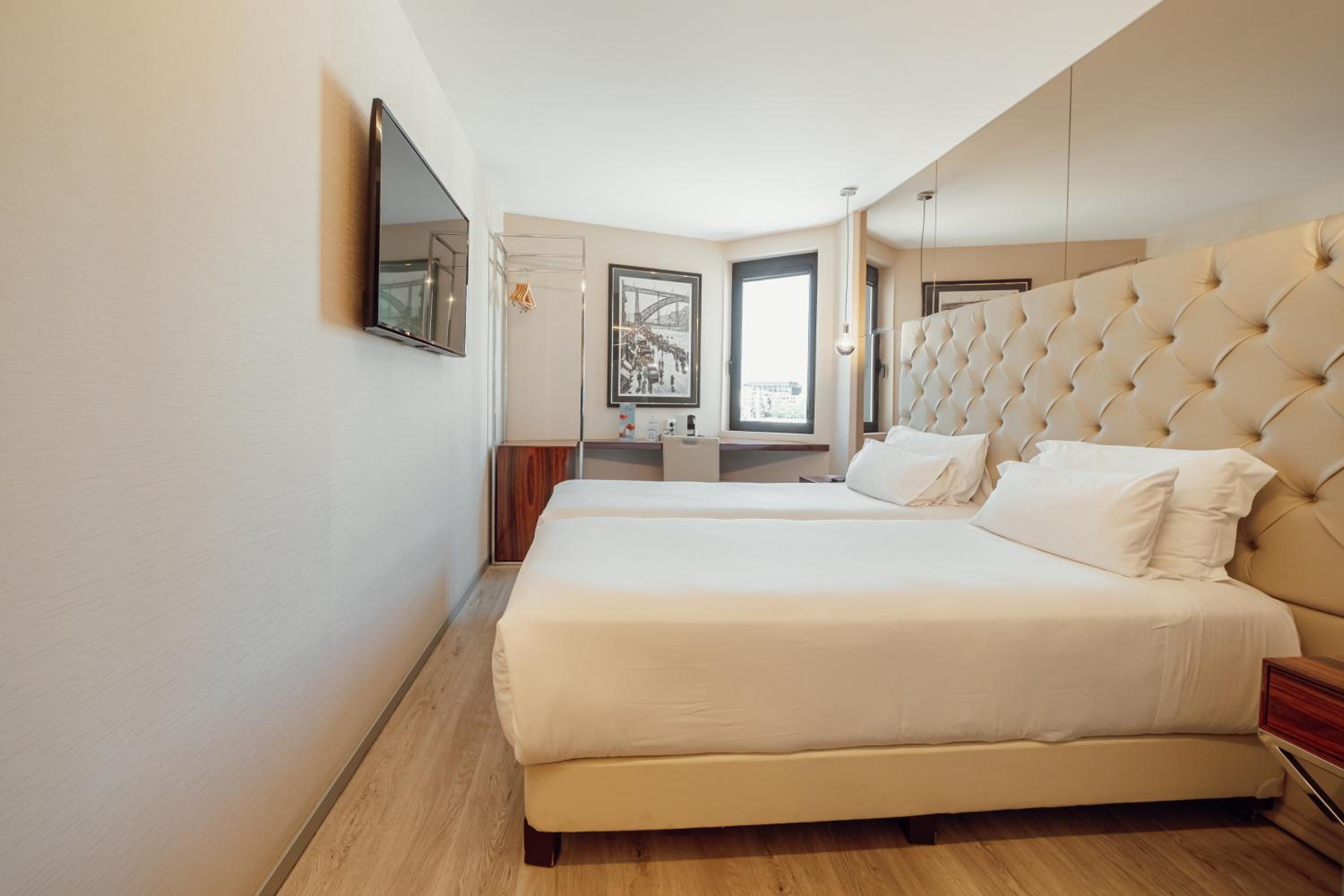 Twin Room thumbnail 5
