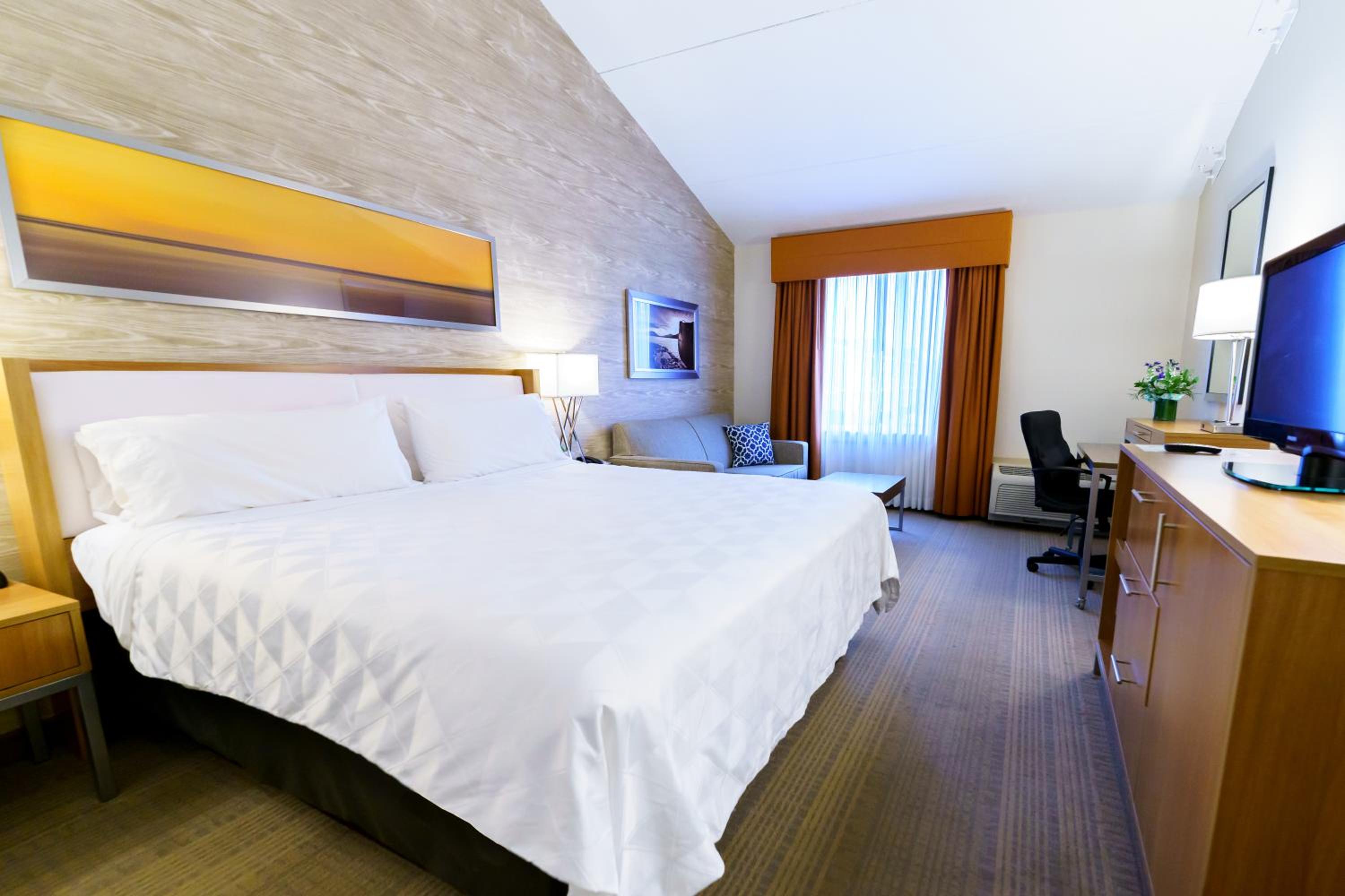 Premium King Room - Photo 2