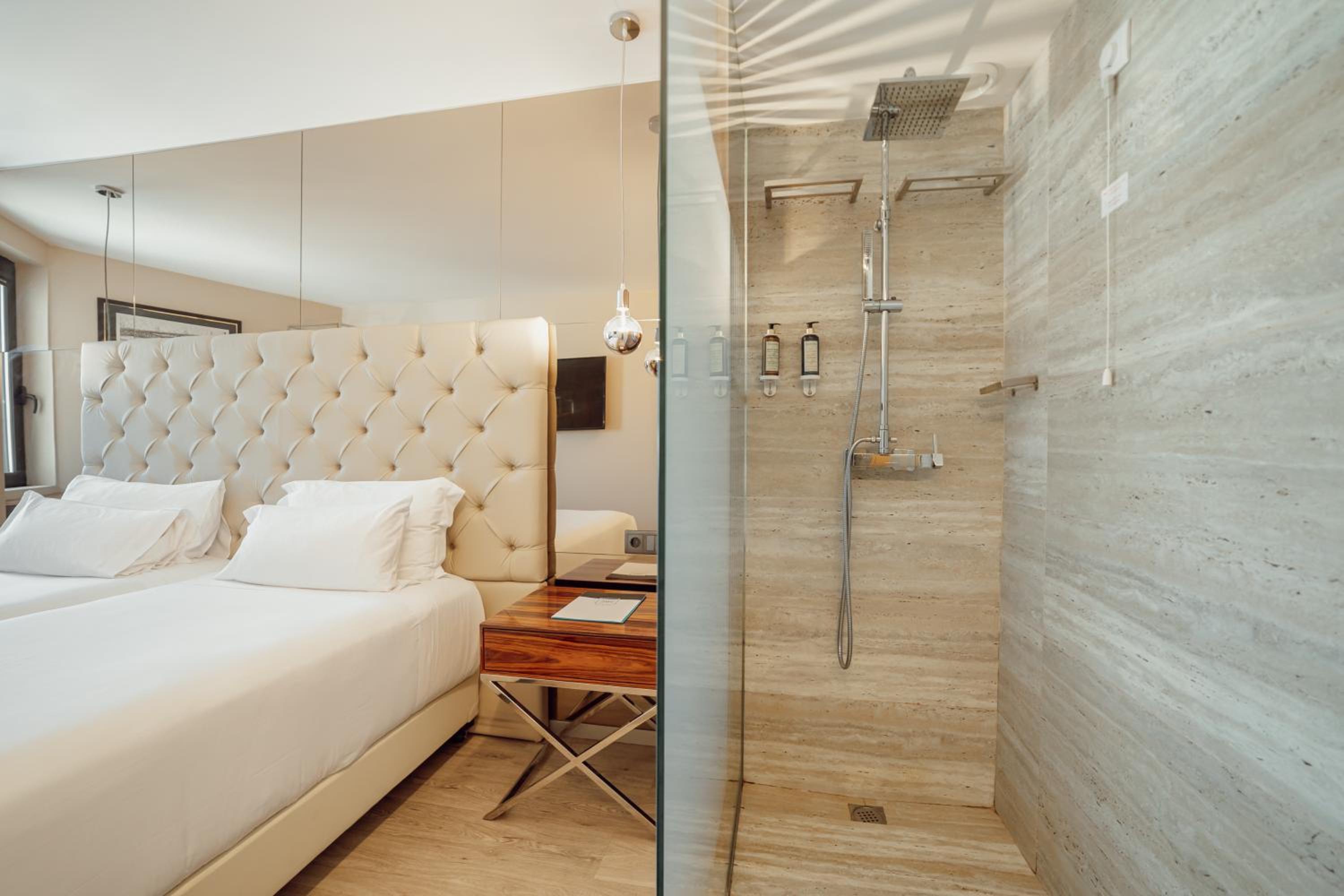 Twin Room thumbnail 5