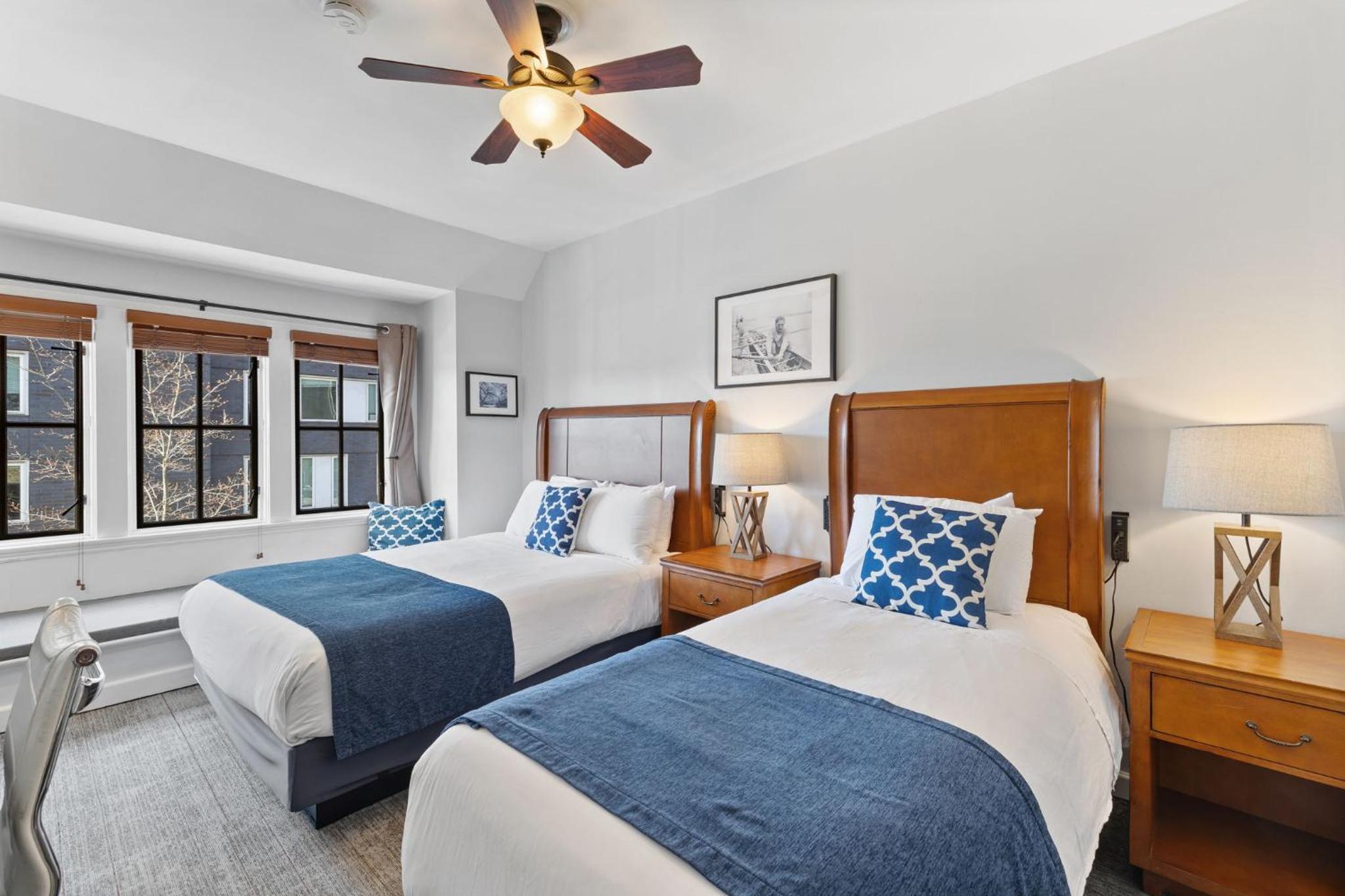 Standard Double Room - One Queen Bed & One Twin Bed, Shared Bathroom photo 3