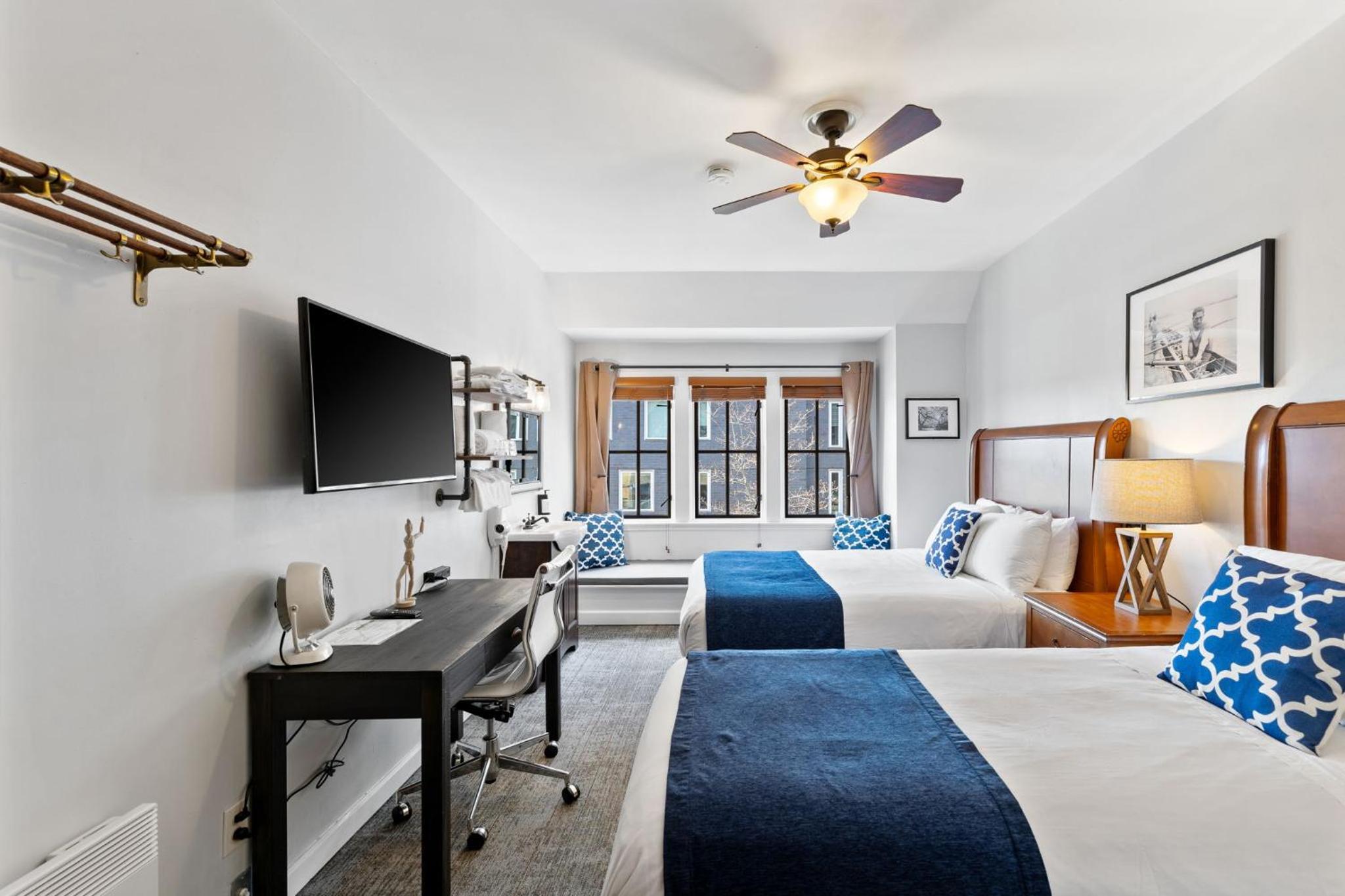 Standard Double Room - One Queen Bed & One Twin Bed, Shared Bathroom photo 1