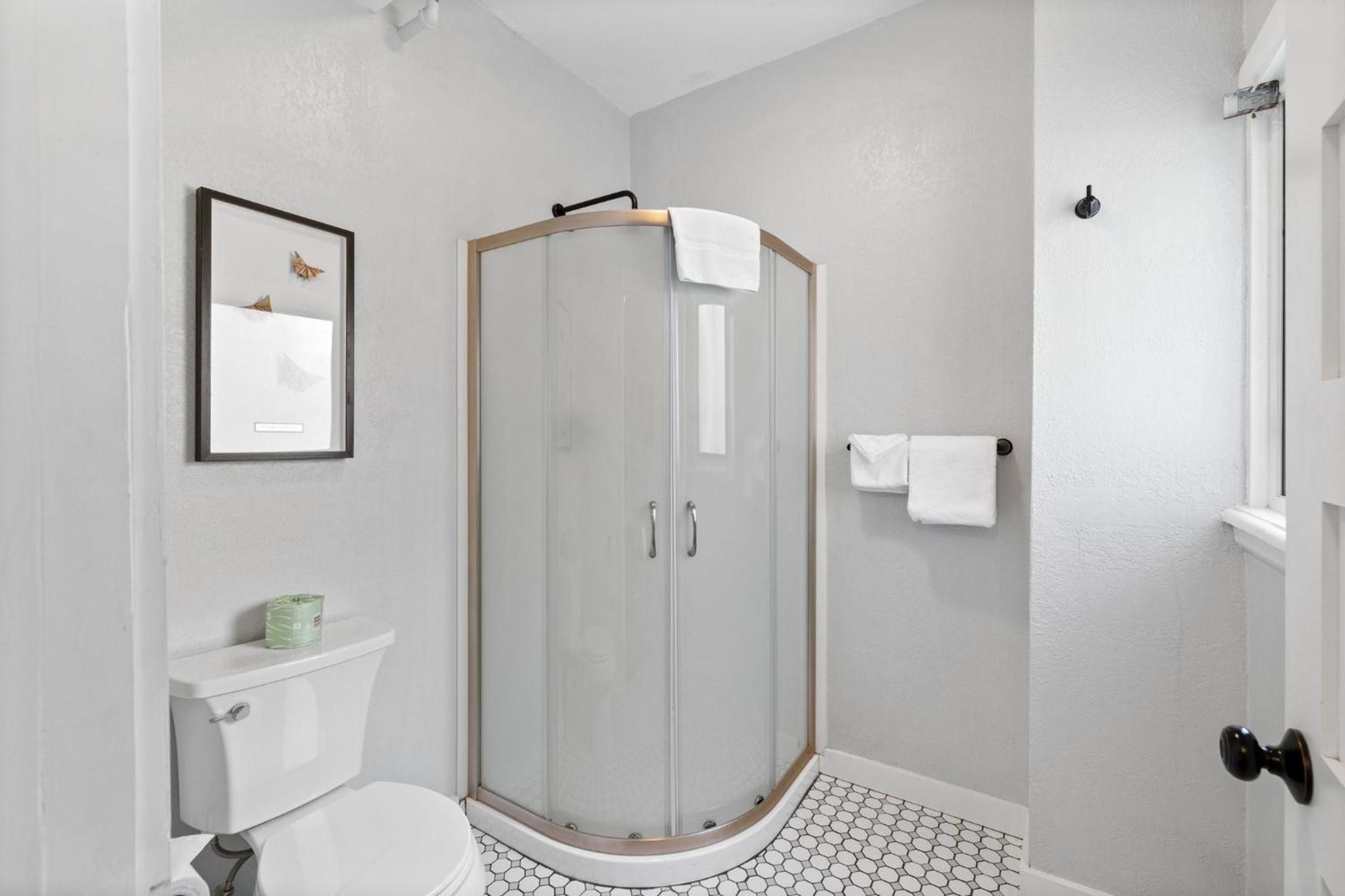 Premium Room - One Queen Bed, Private Bathroom - Photo 3
