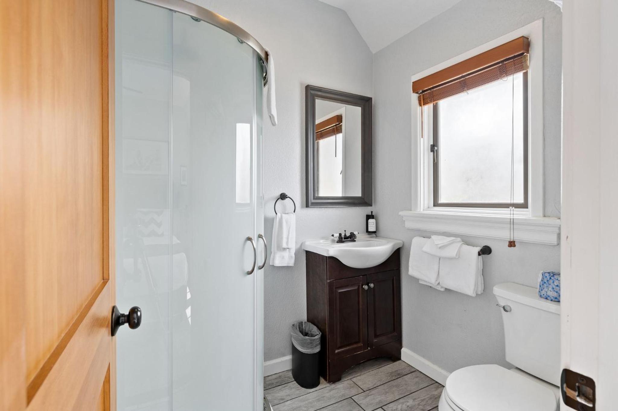 Premium Room - One Queen Bed, Private Bathroom - Photo 5
