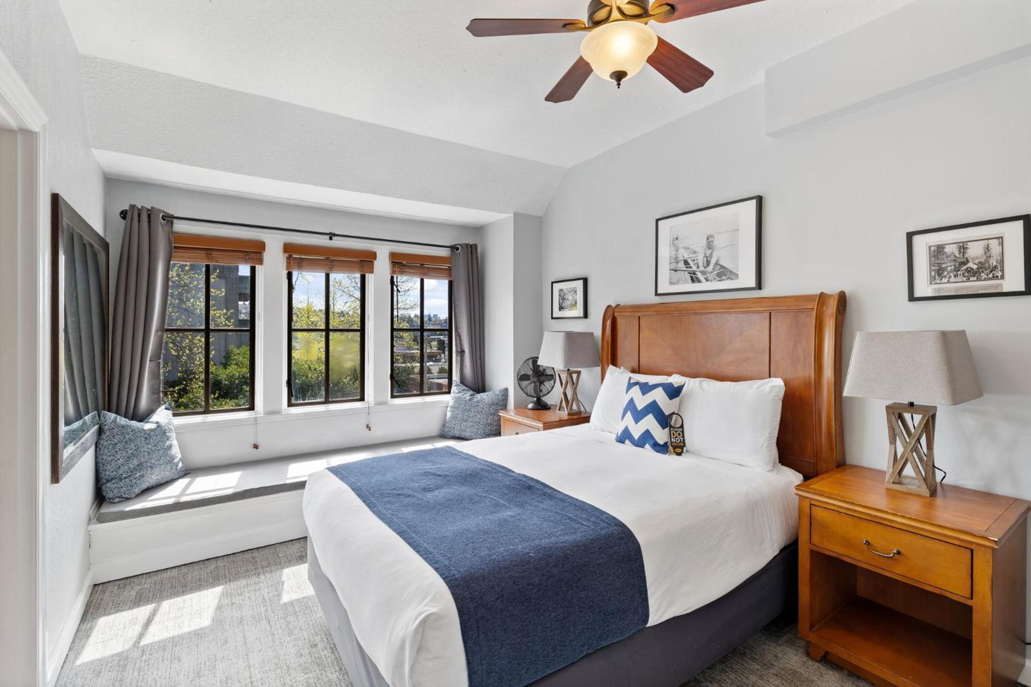 Premium Double Room - Two Queen Beds, Private Bathroom - Photo 13
