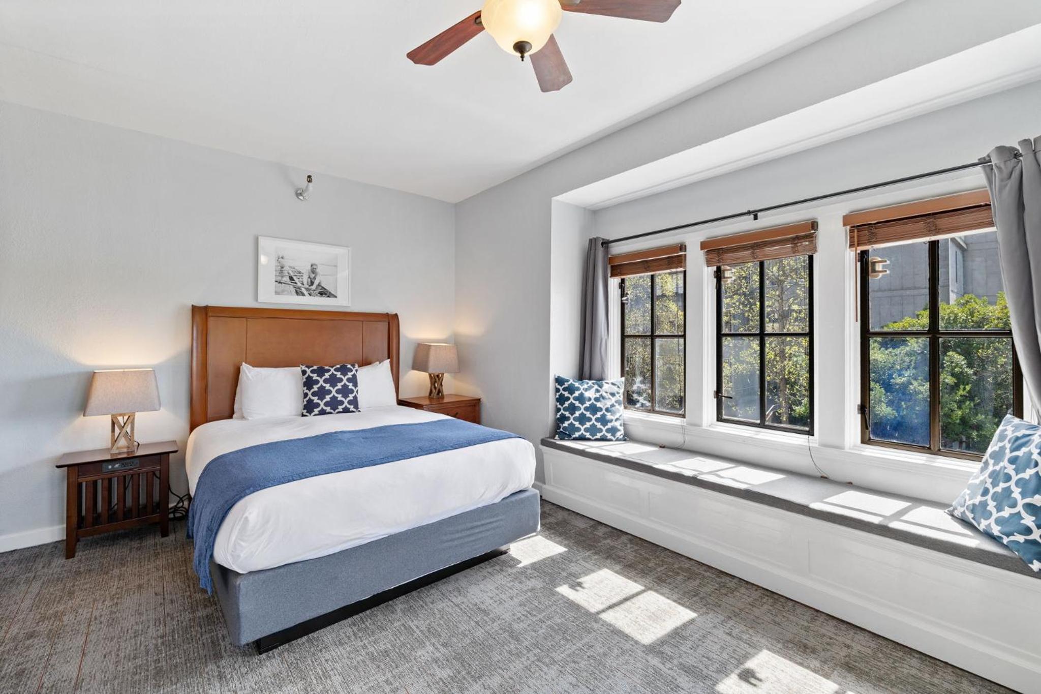 Premium Double Room - Two Queen Beds, Private Bathroom - Photo 5