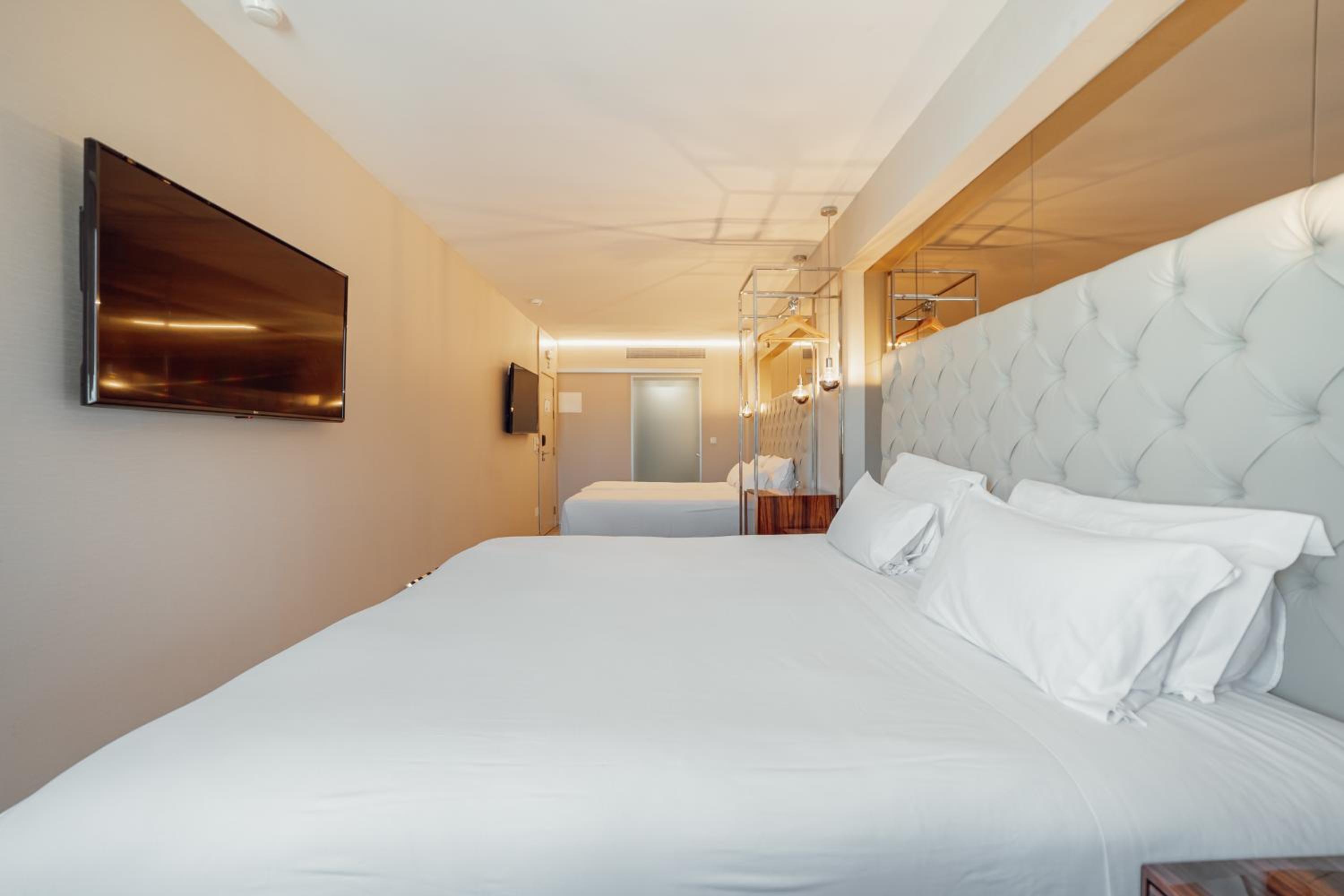 Superior Double Room thumbnail 6