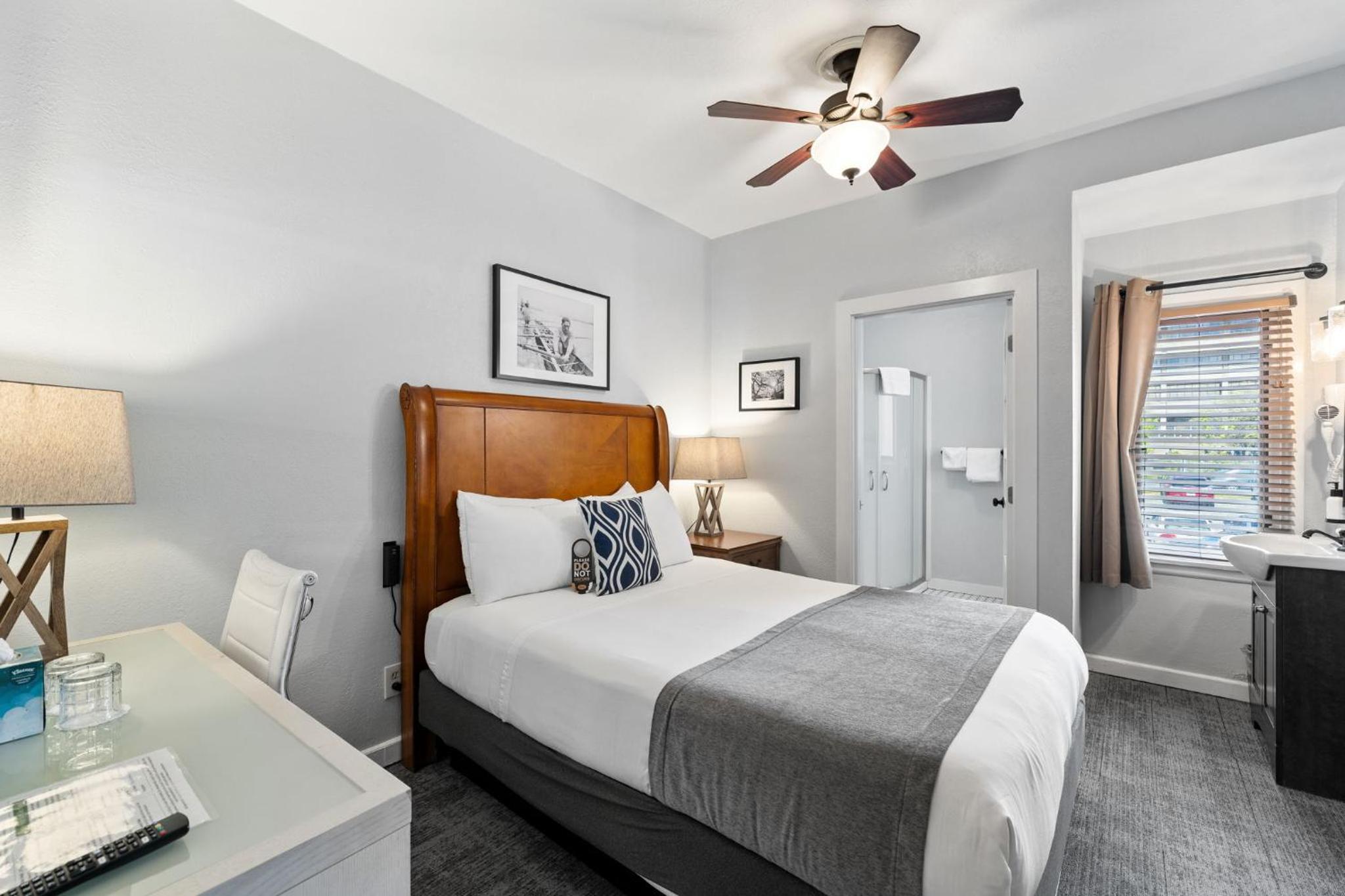 Premium Room - One Queen Bed, Private Bathroom - Photo 14