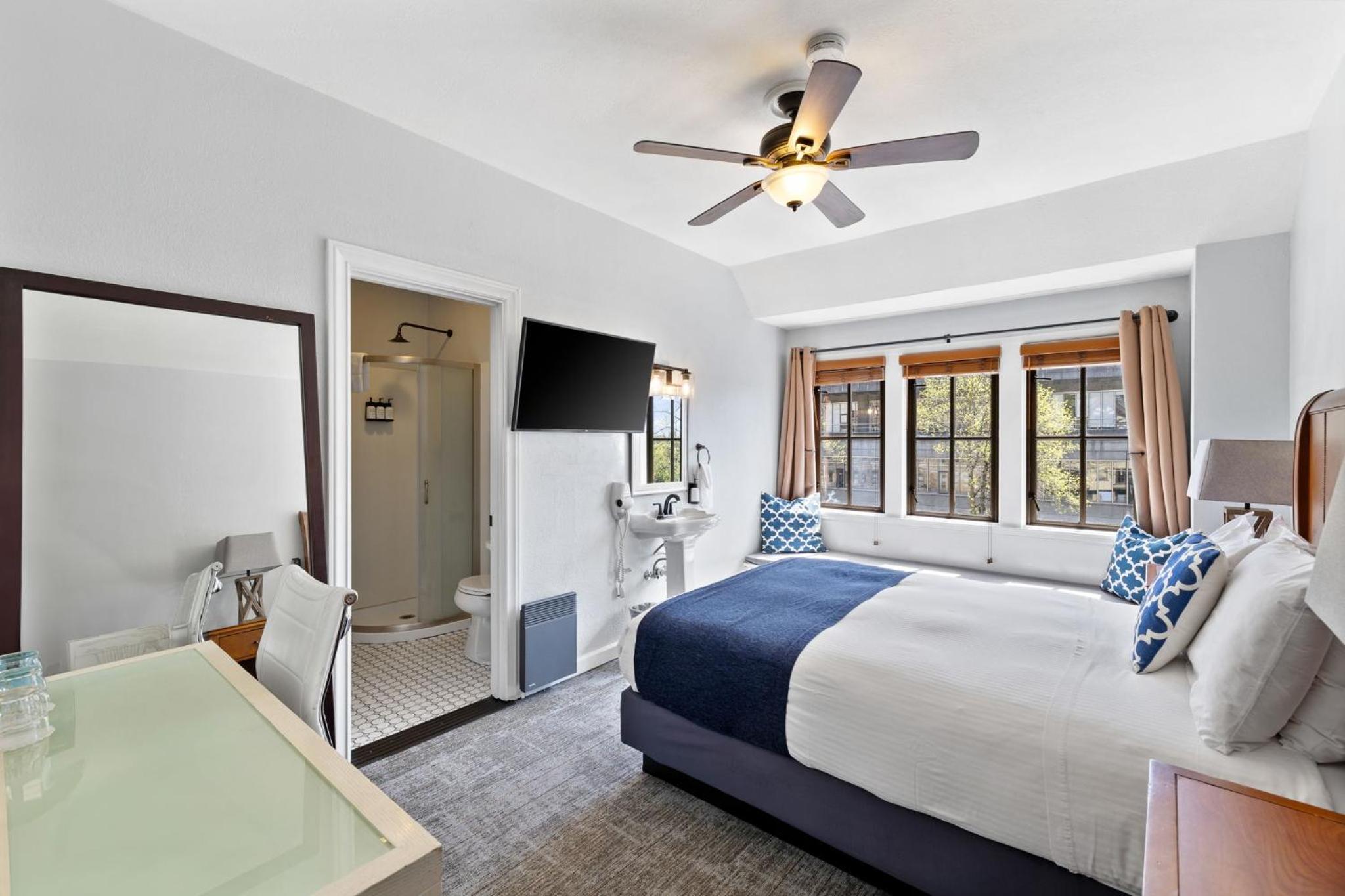 Premium Room - One Queen Bed, Private Bathroom - Photo 16