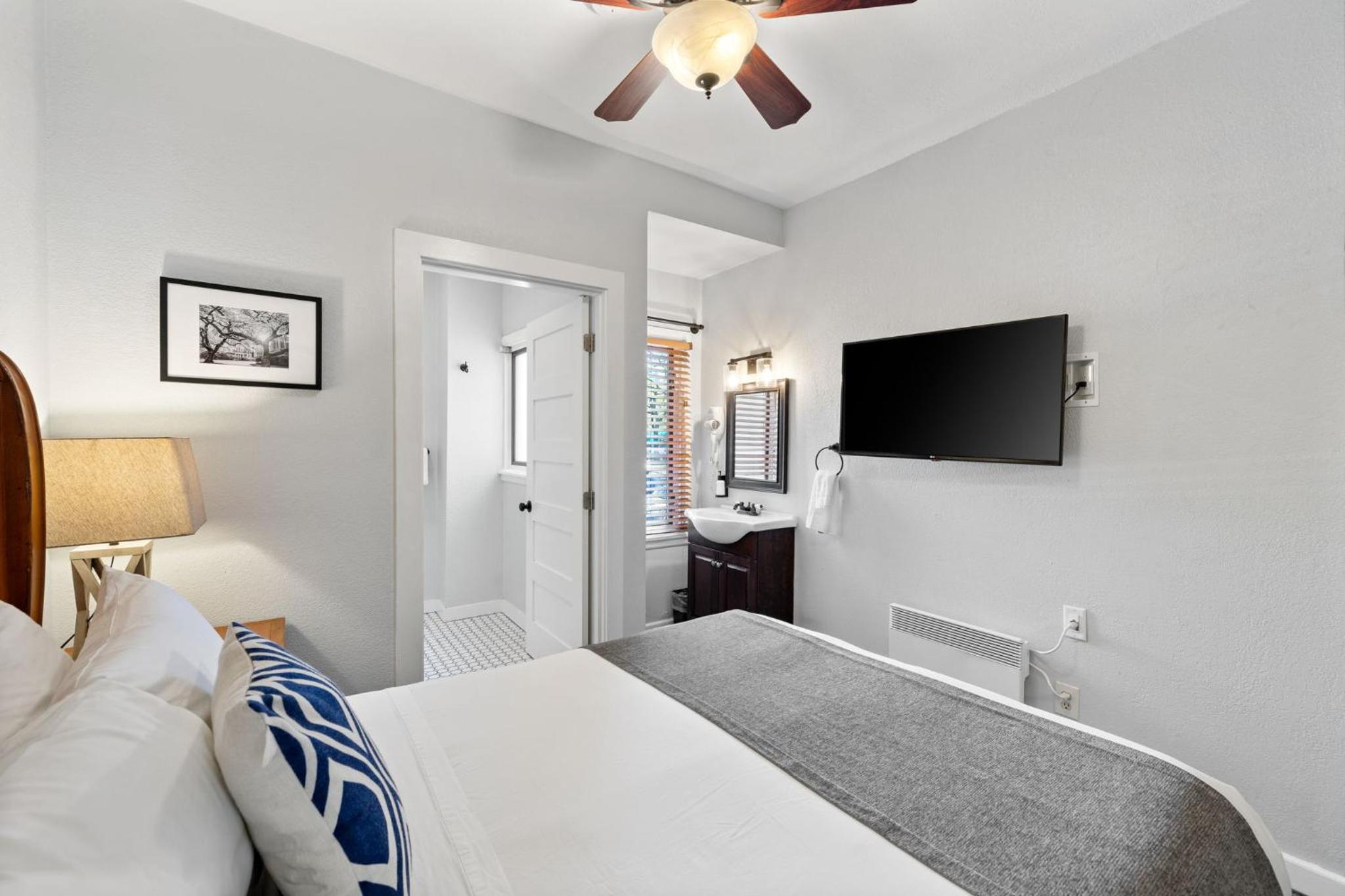 Premium Room - One Queen Bed, Private Bathroom - Photo 15