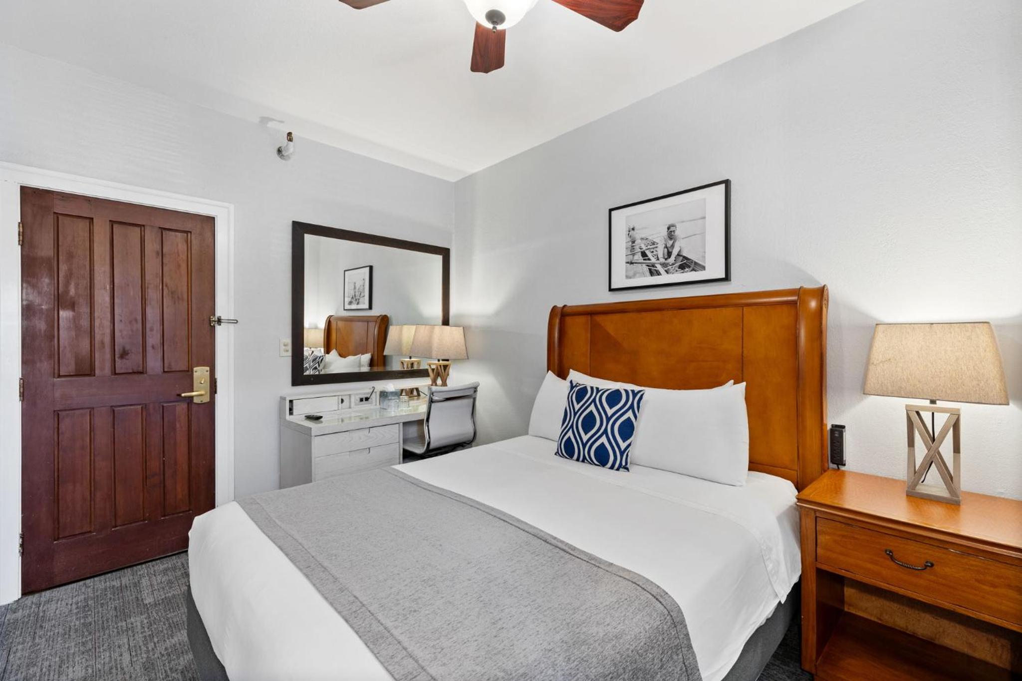 Premium Room - One Queen Bed, Private Bathroom - Photo 2