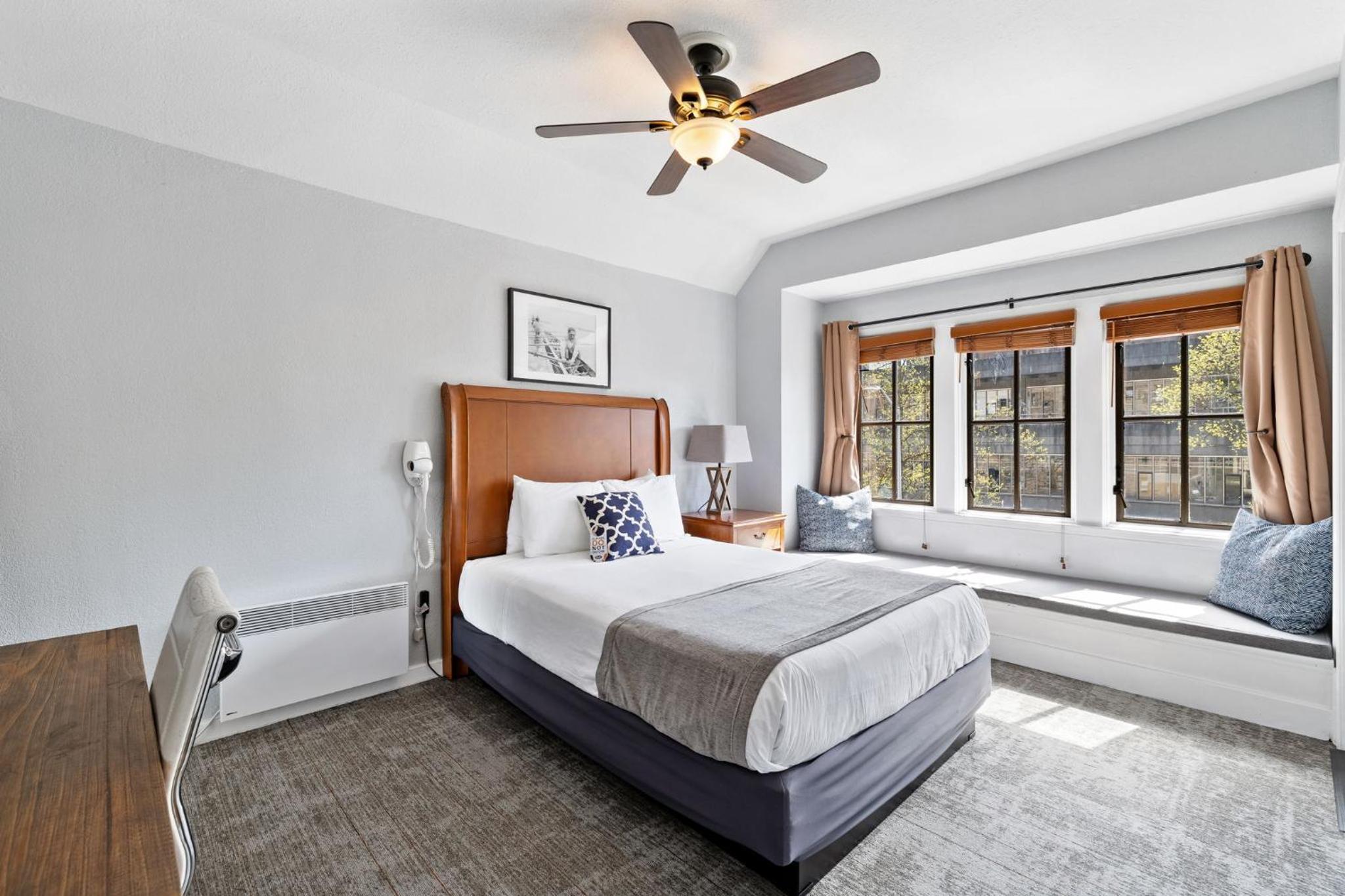 Premium Room - One Queen Bed, Private Bathroom - Photo 1