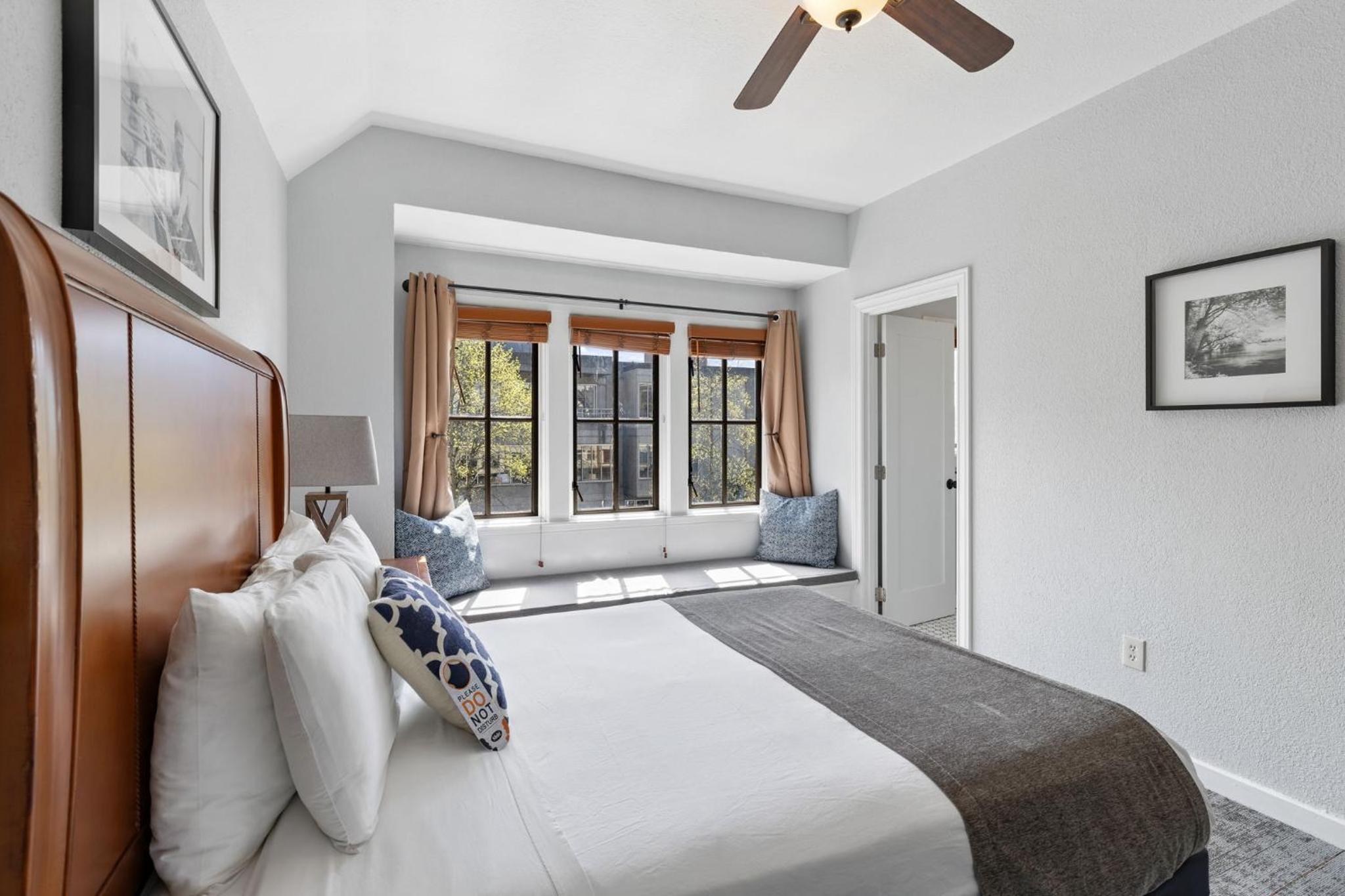 Premium Room - One Queen Bed, Private Bathroom - Photo 13
