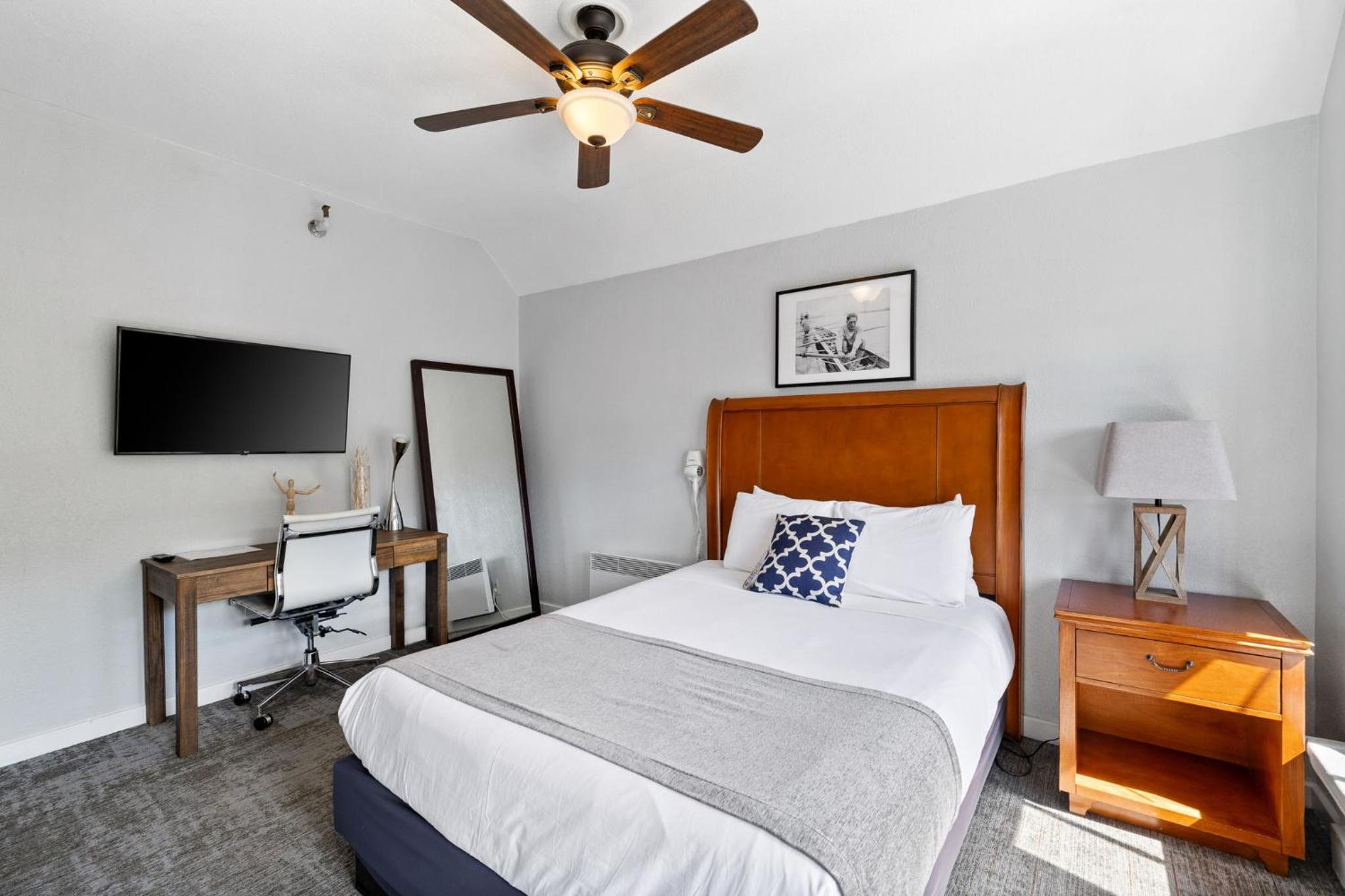 Premium Room - One Queen Bed, Private Bathroom - Photo 12