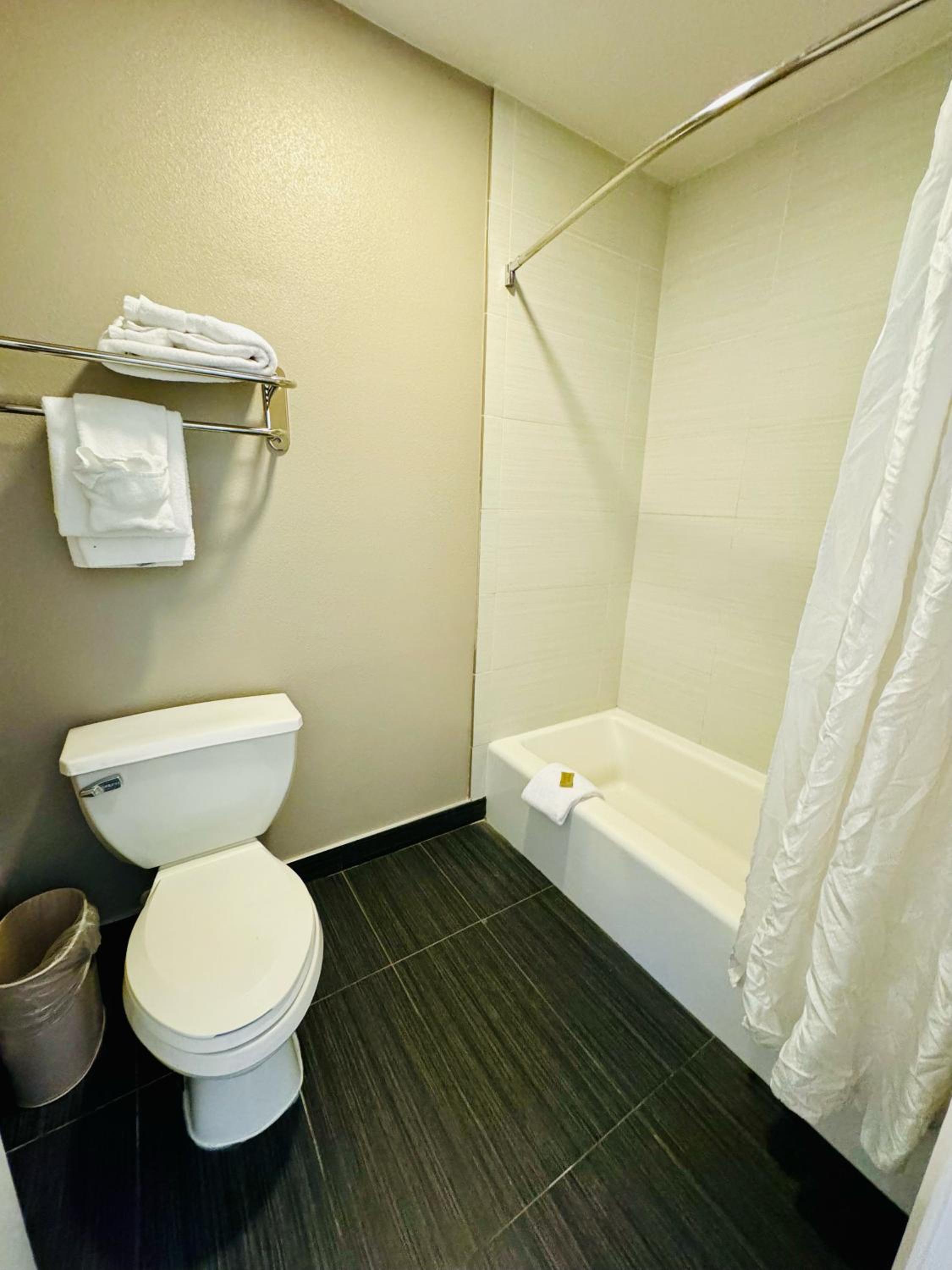 King Room - Non-Smoking - Photo 4