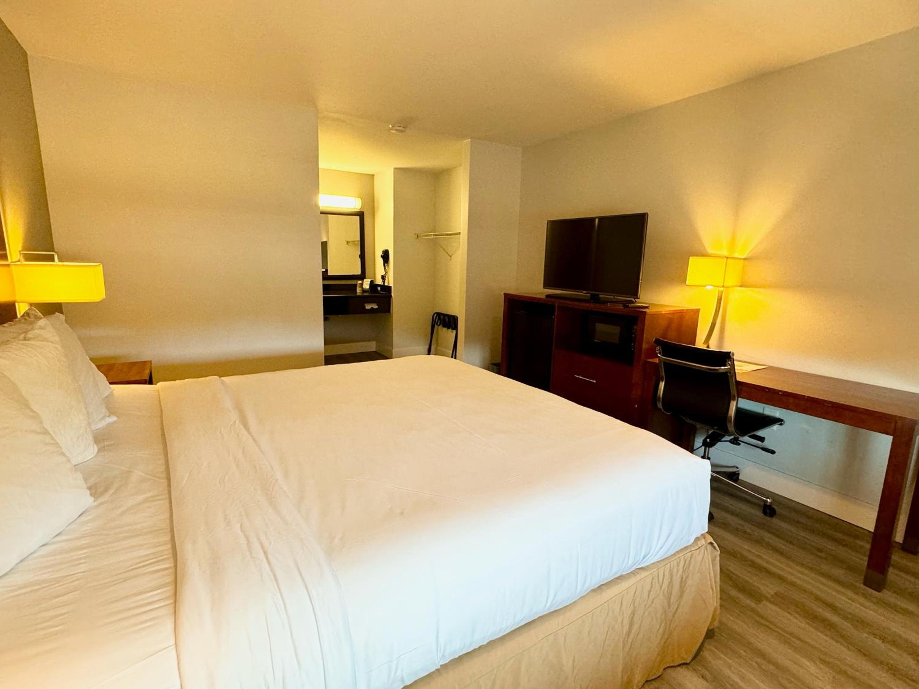 King Room - Non-Smoking - Photo 1