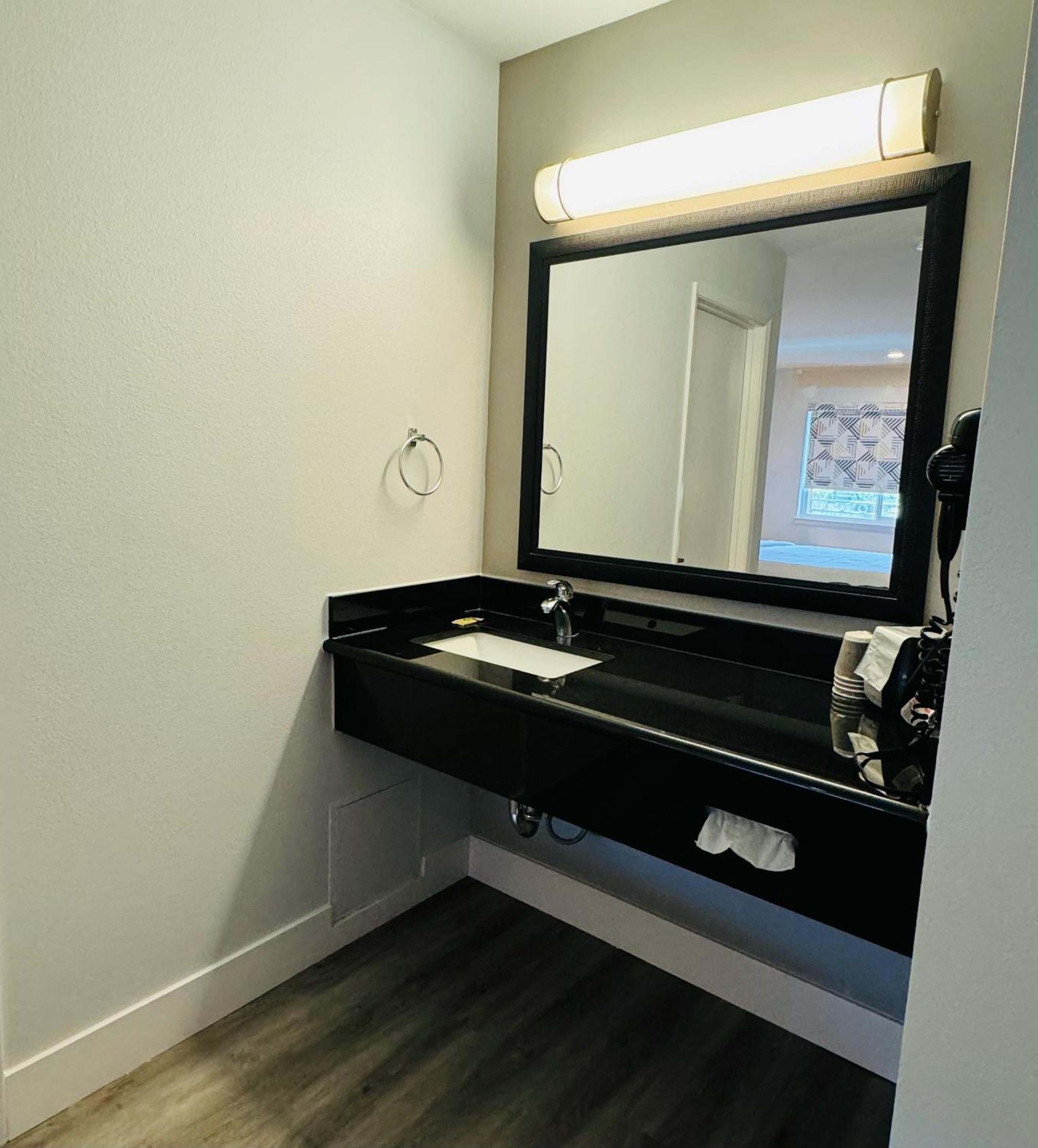 King Room - Non-Smoking - Photo 5