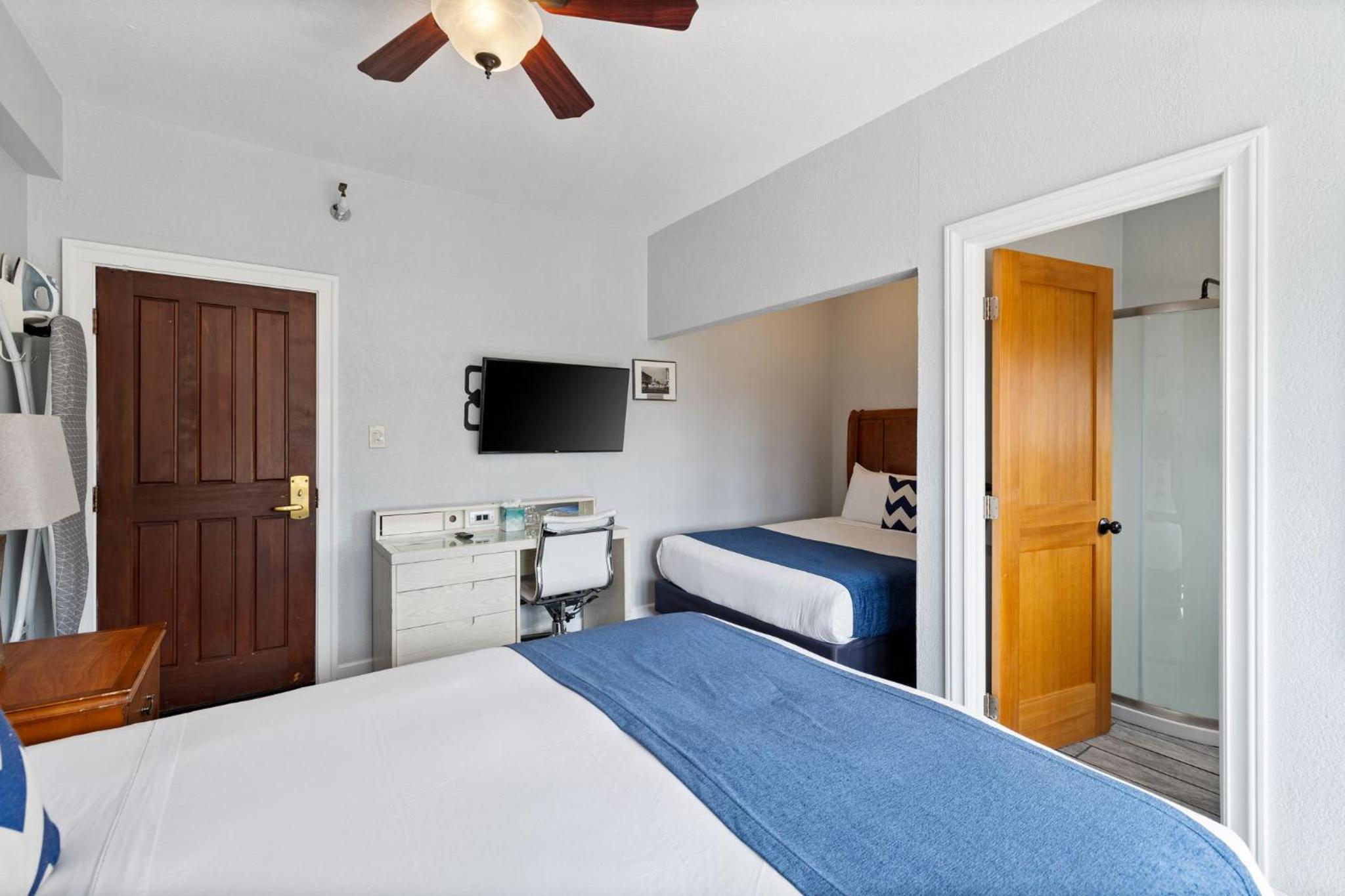Premium Double Room - Two Queen Beds, Private Bathroom - Photo 6