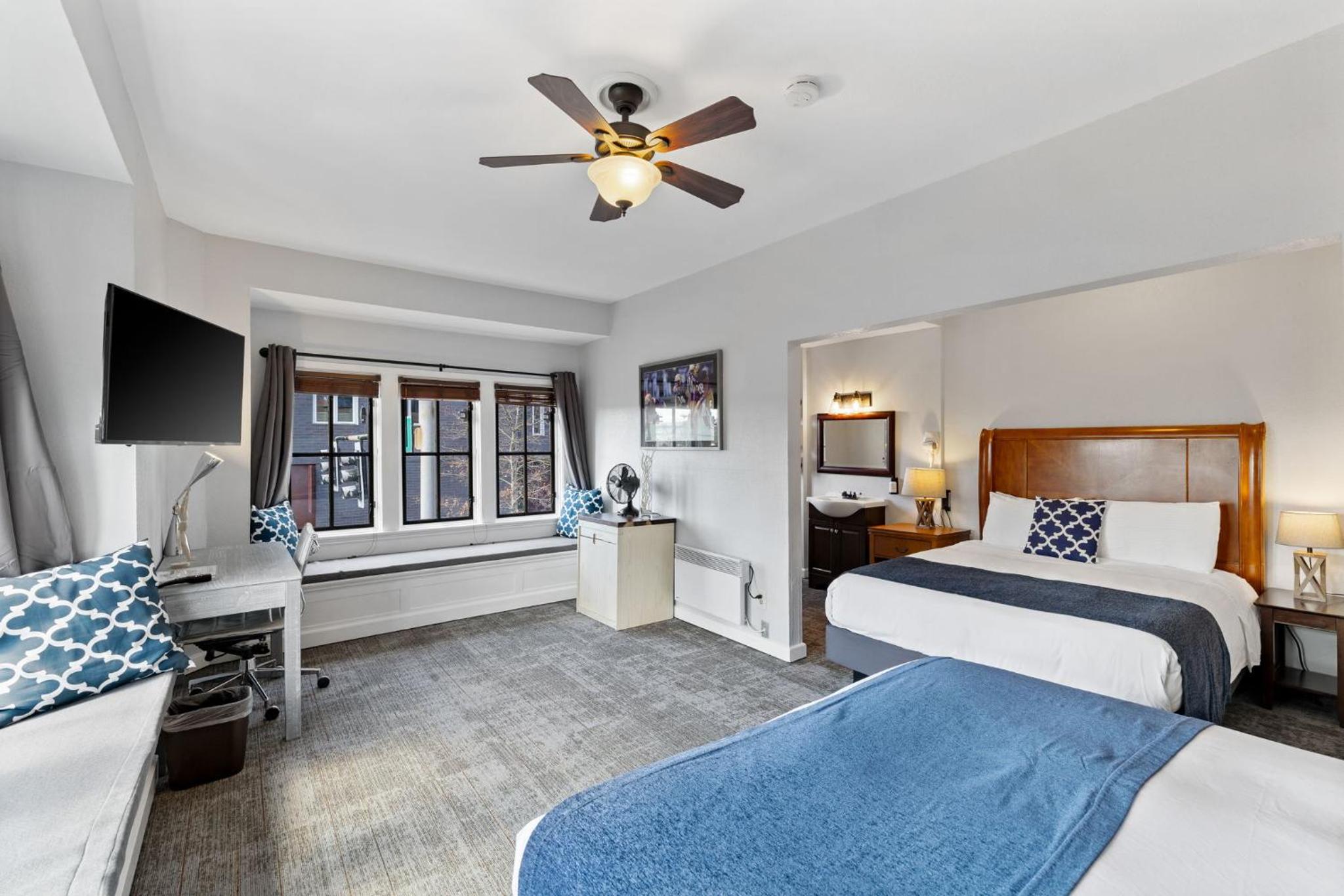 Standard Double Room – Two Queen Beds, Shared Bathroom photo 1