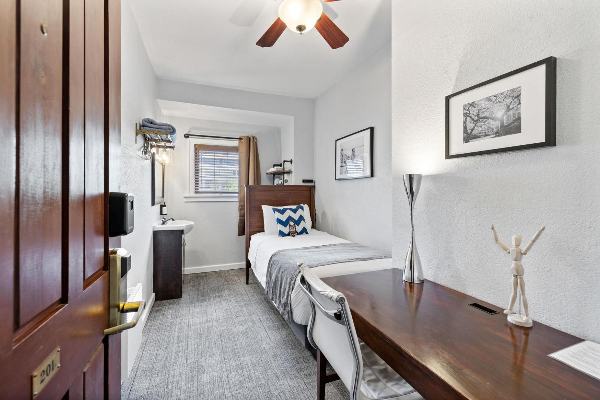 Small Room - One Twin Bed, Shared Bathroom photo 1