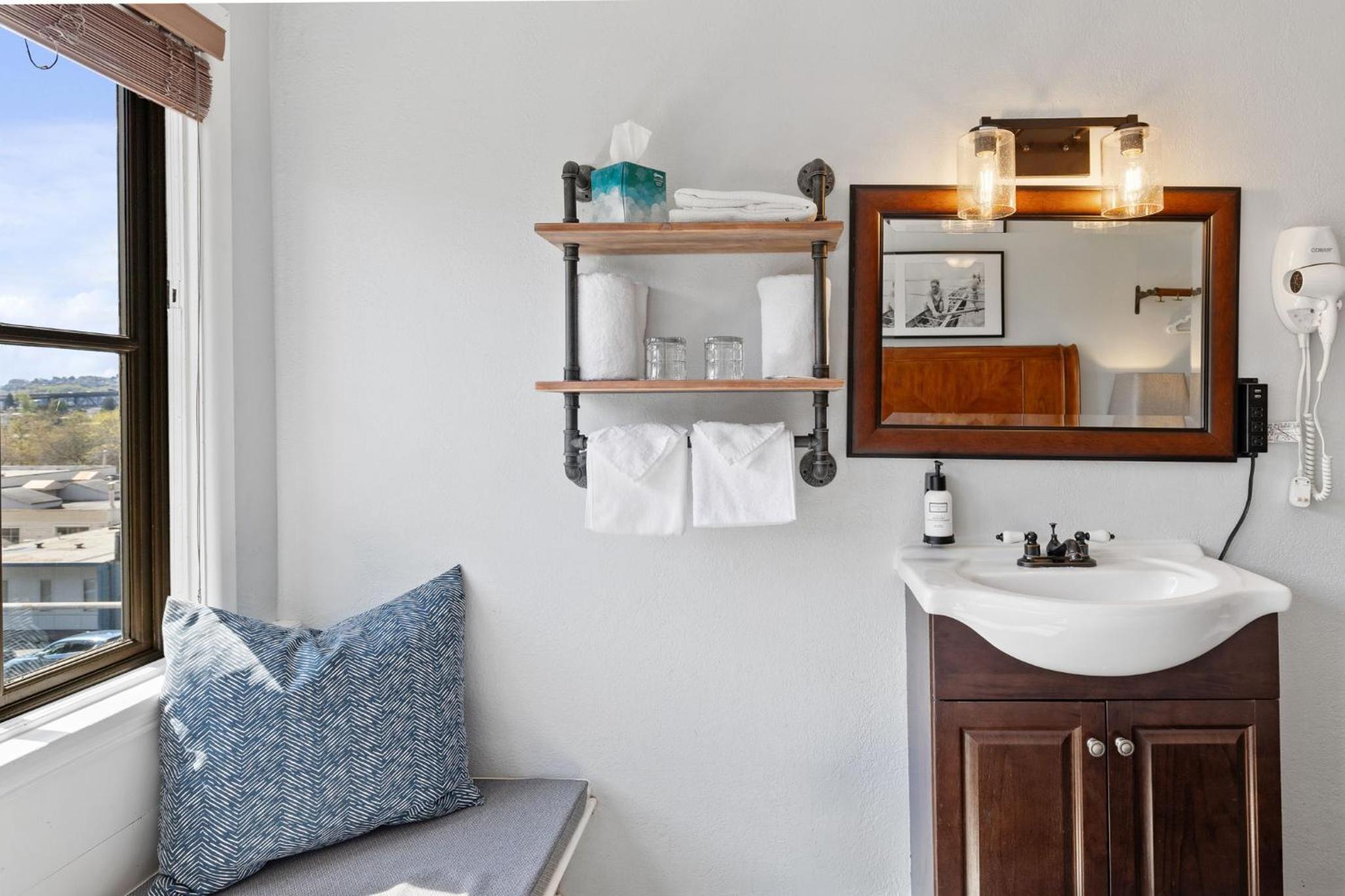 Standard Room - One Queen Bed, Shared Bathroom photo 3