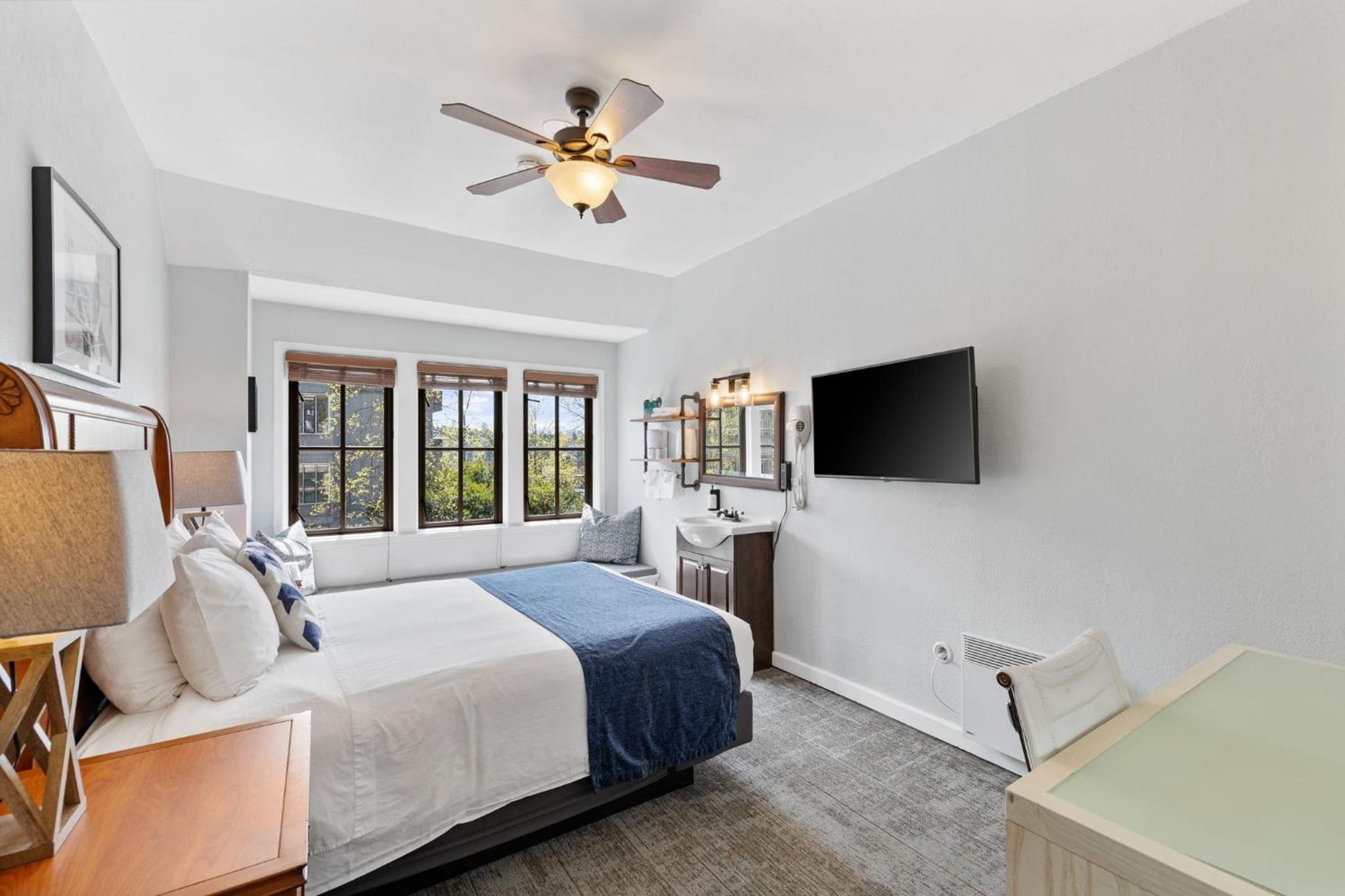 Standard Room - One Queen Bed, Shared Bathroom photo 2