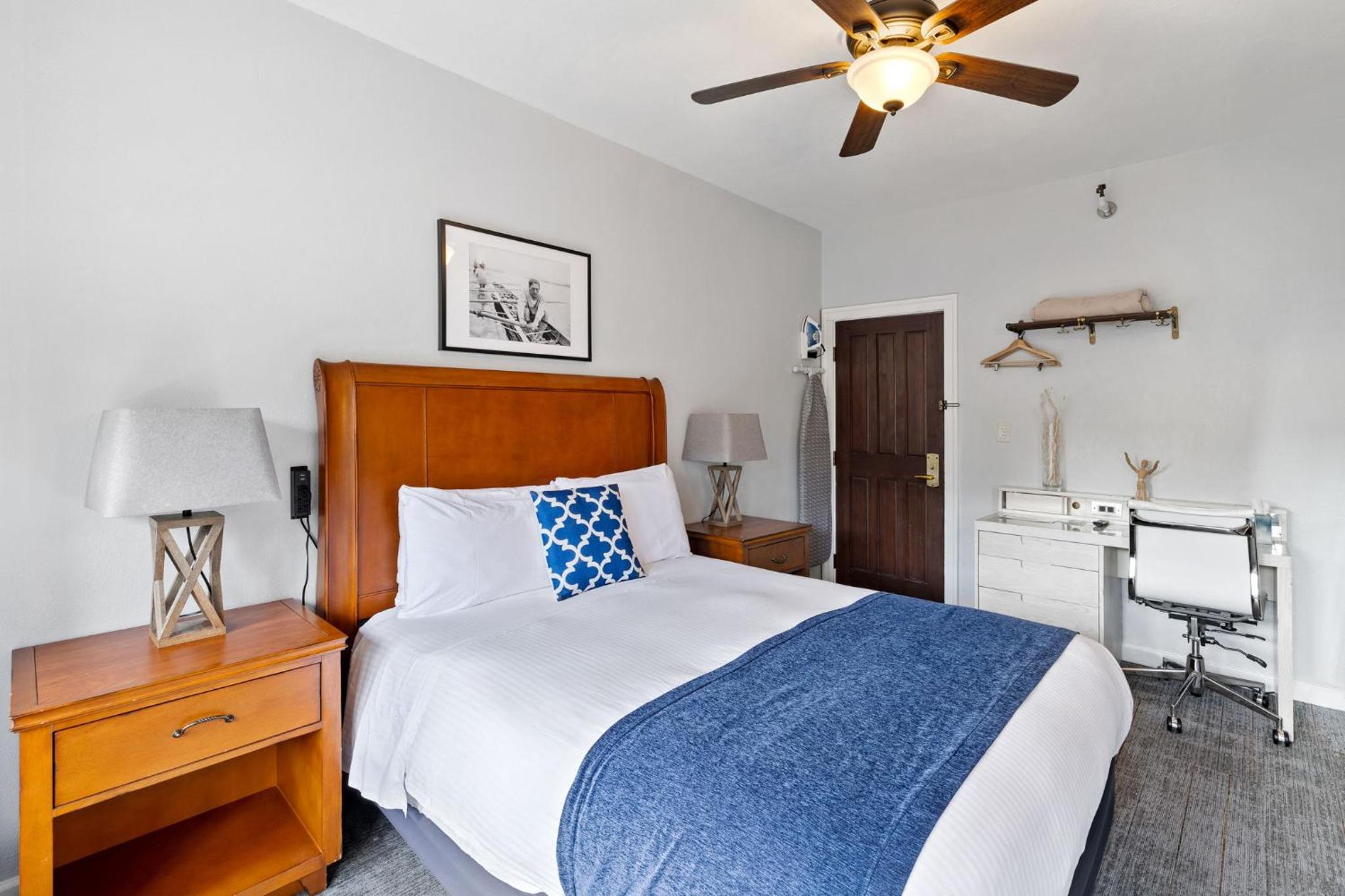 Standard Room - One Queen Bed, Shared Bathroom photo 1