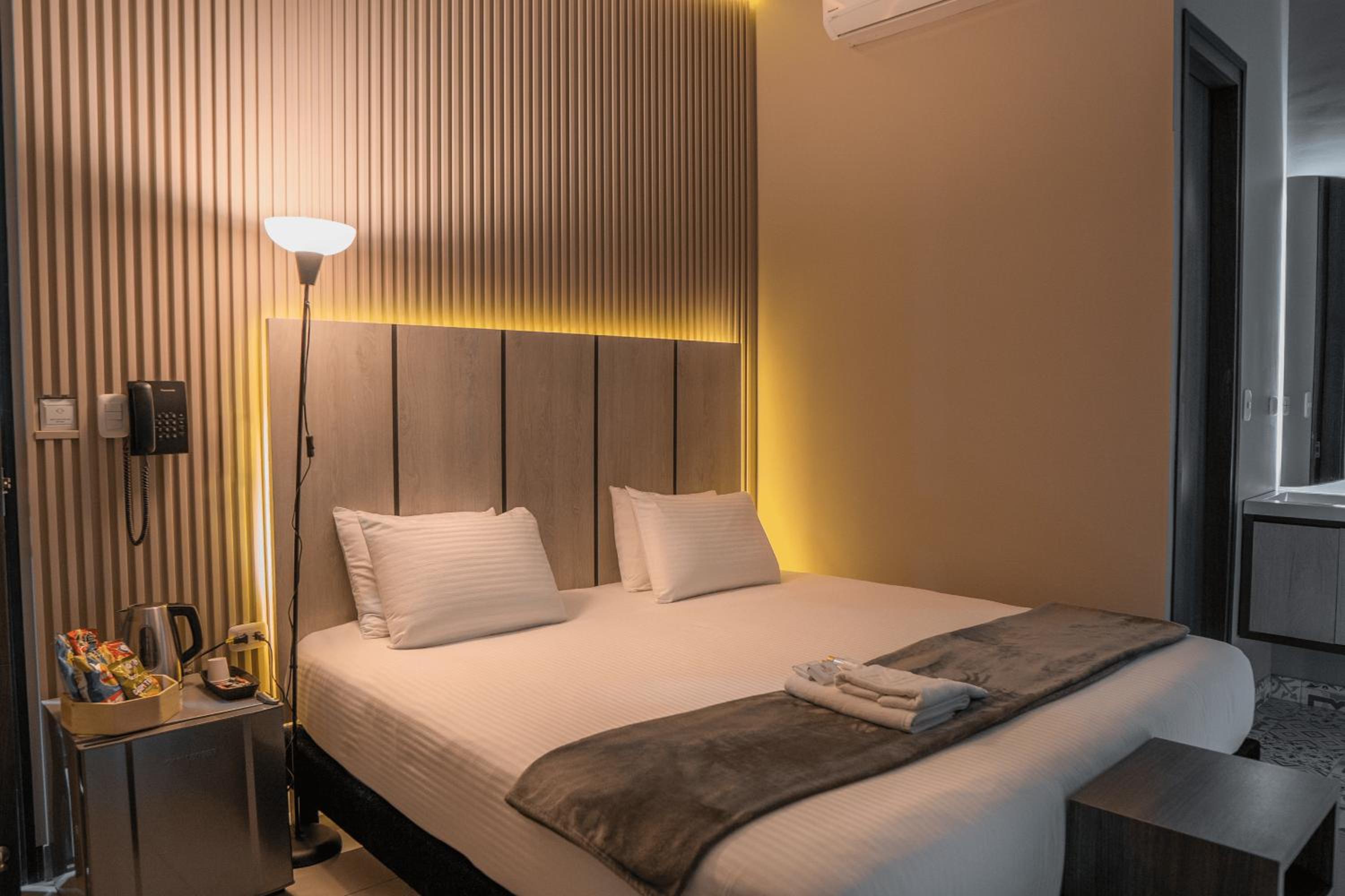 Deluxe Single Room with Balcony photo 2