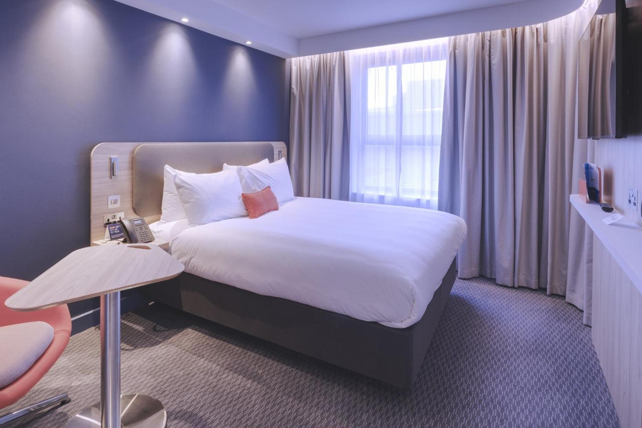 Standard Queen Room with Free Hot Breakfast - Photo 3