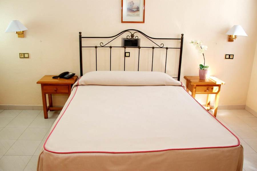 Double or Twin Room - Photo 7
