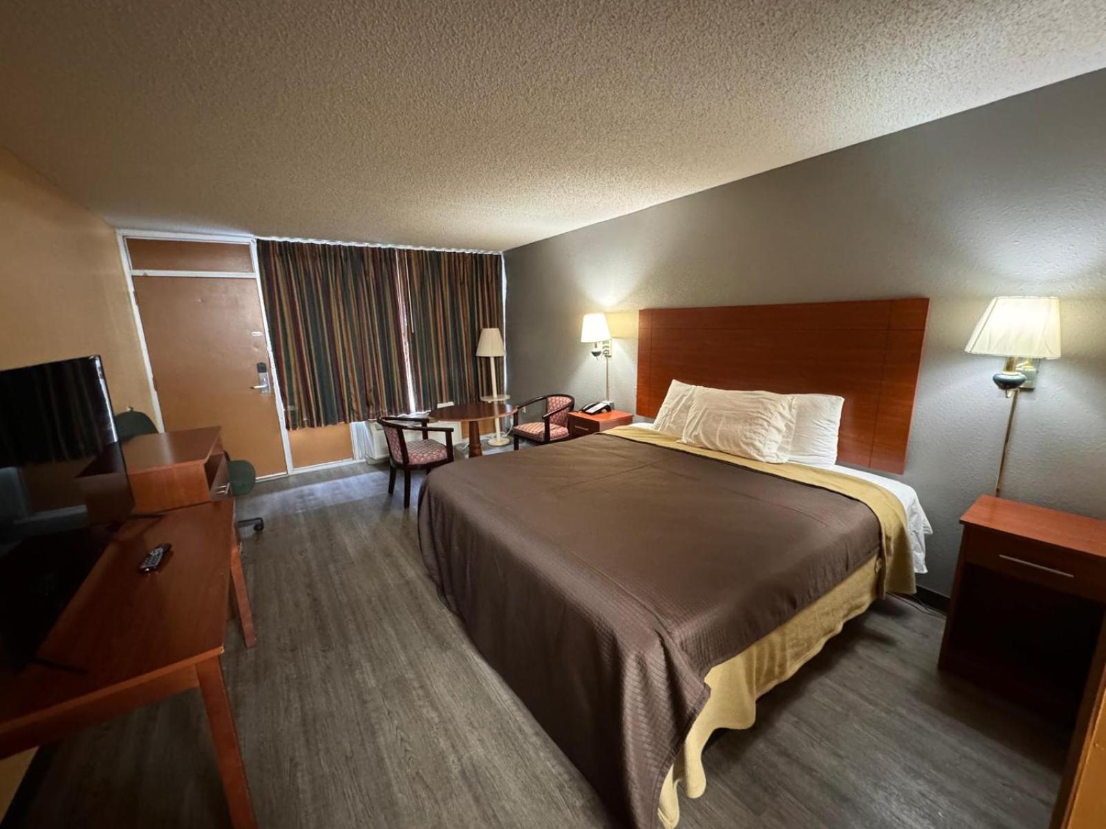 King Room - Non-Smoking - Photo 2