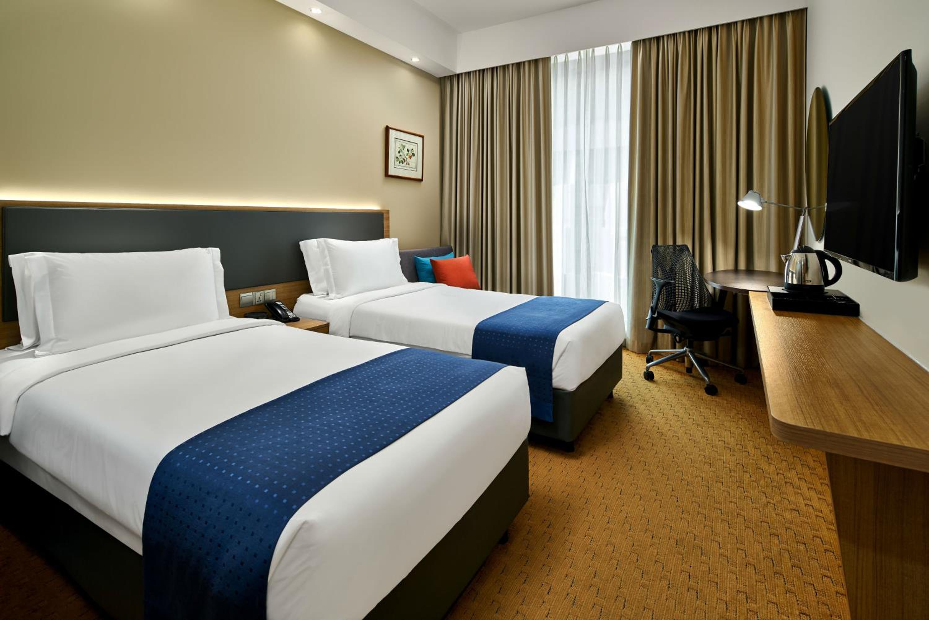 Standard Twin Room with Single Sofa Bed - Free Breakfast thumbnail 6