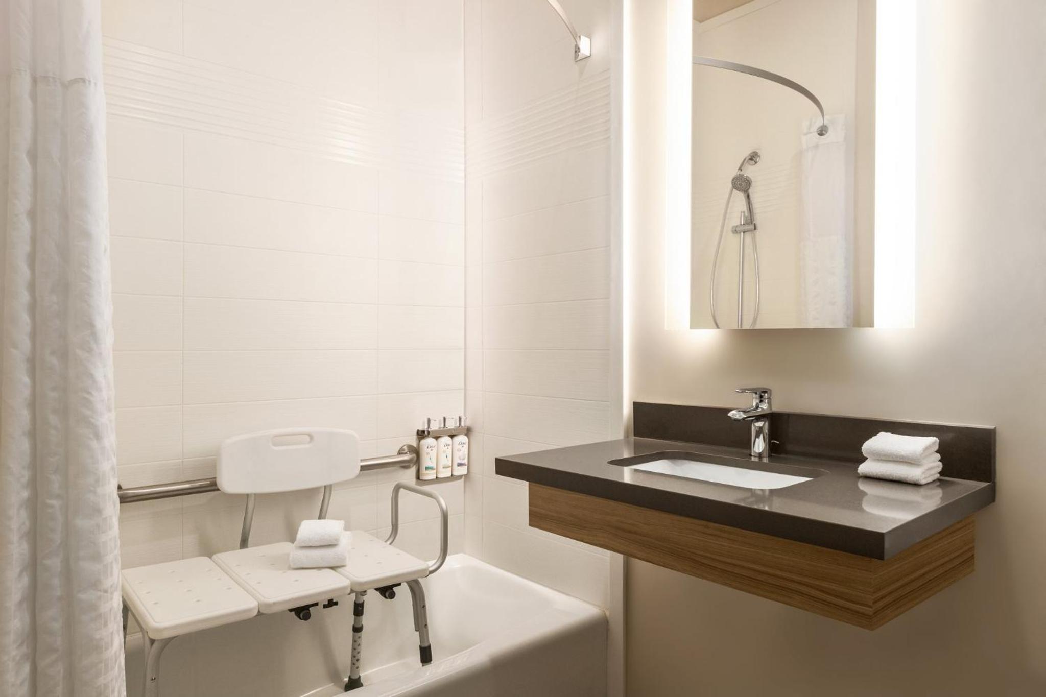 One-Bedroom Suite with Tub - Mobility Accessible - Photo 8