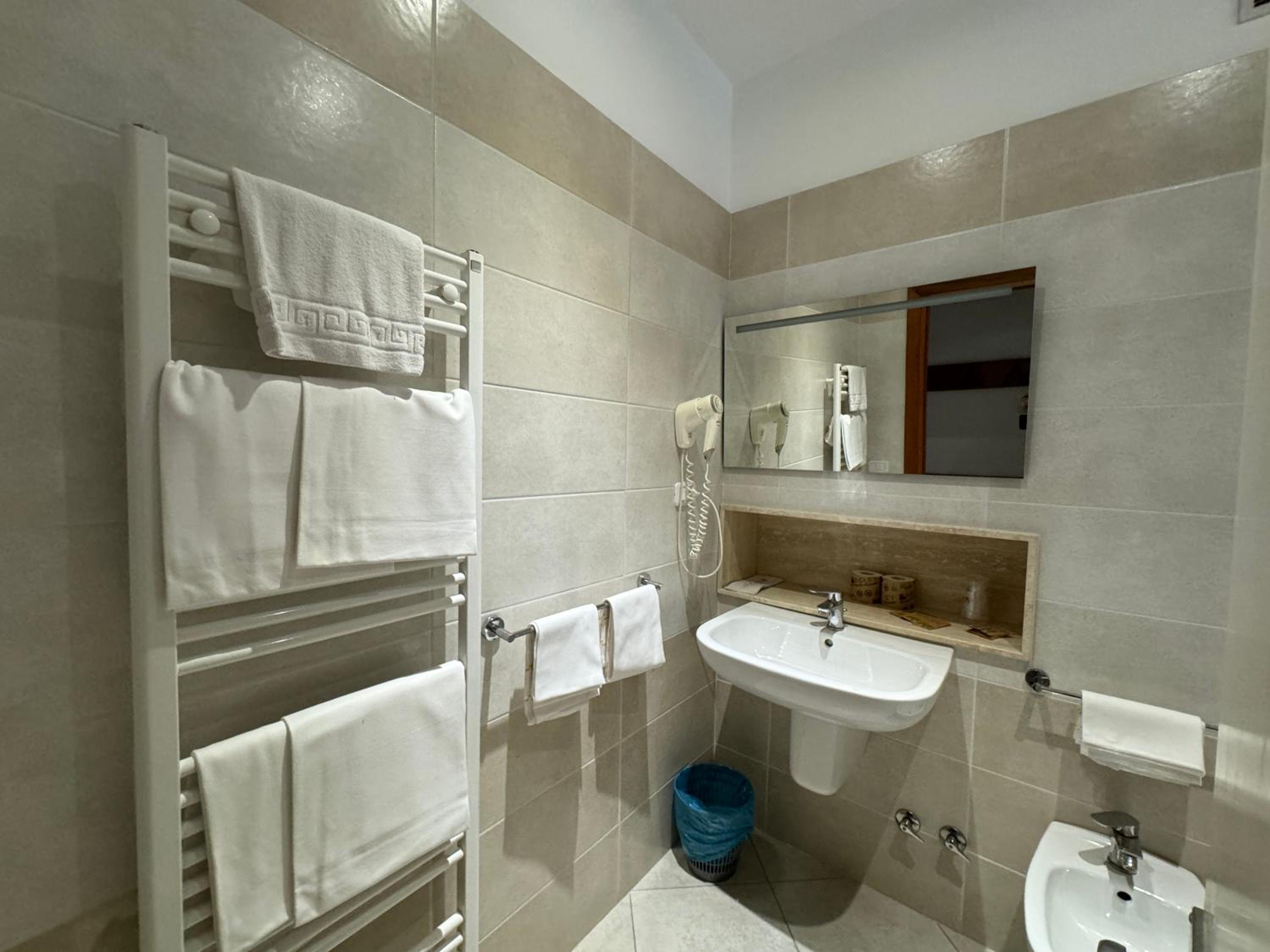 Double or Twin Room - Photo 5