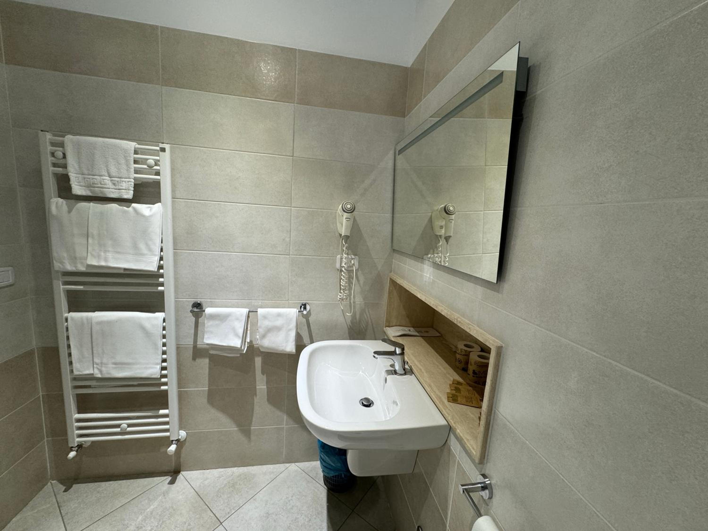 Double or Twin Room - Photo 3