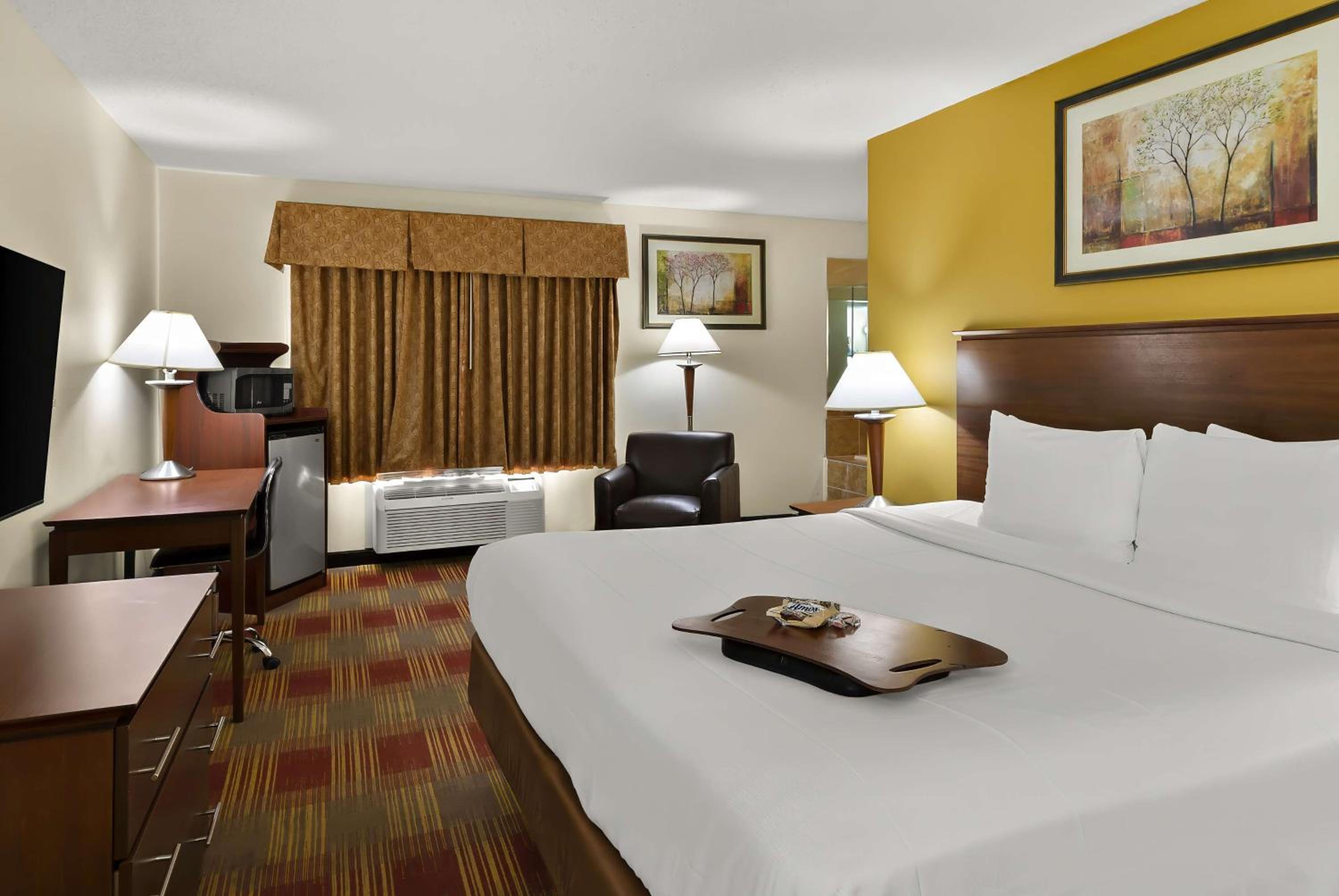 King Suite with Spa Bath - Non-Smoking - Photo 1