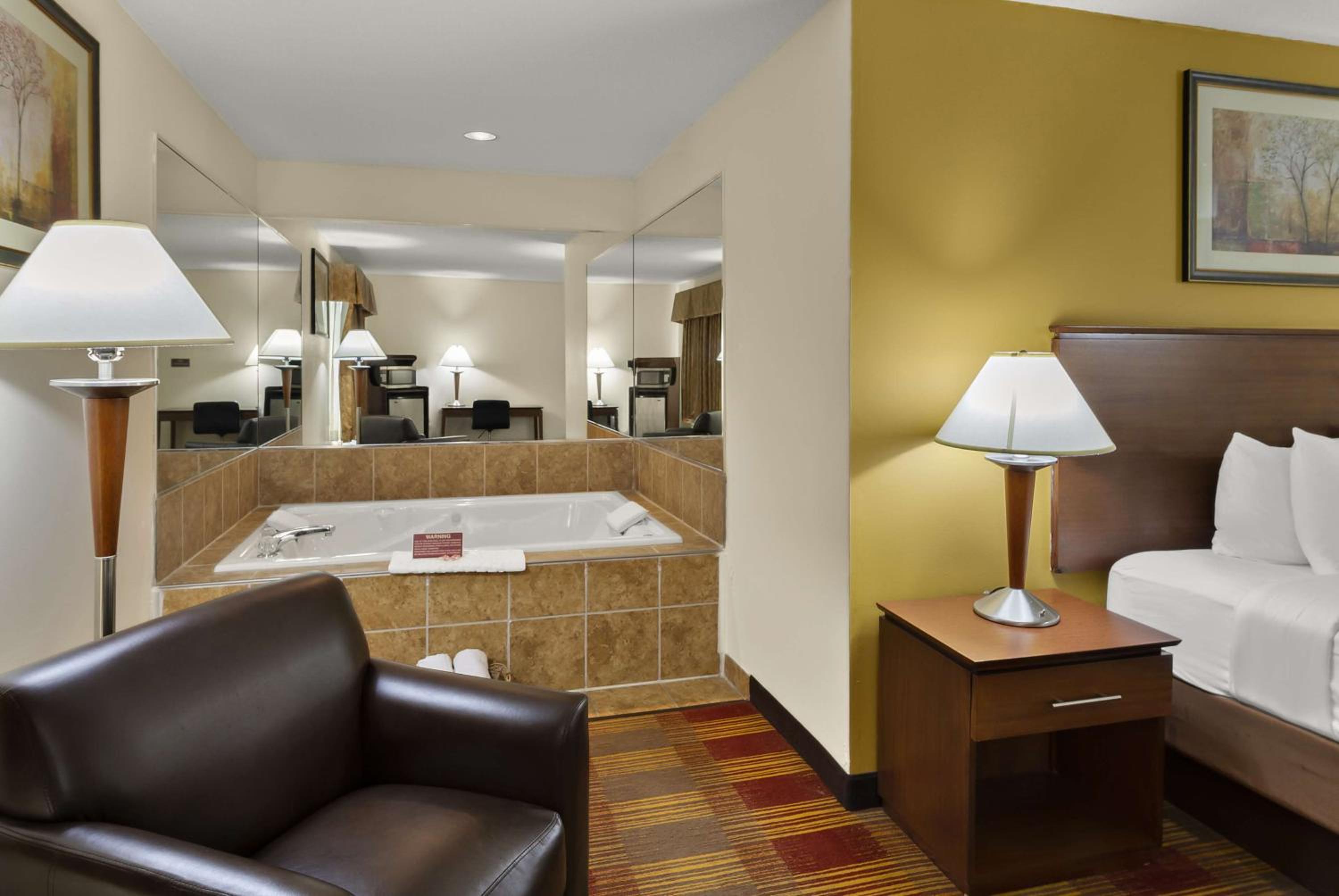 Deluxe King Room - Upstairs/Non-Smoking - Photo 2
