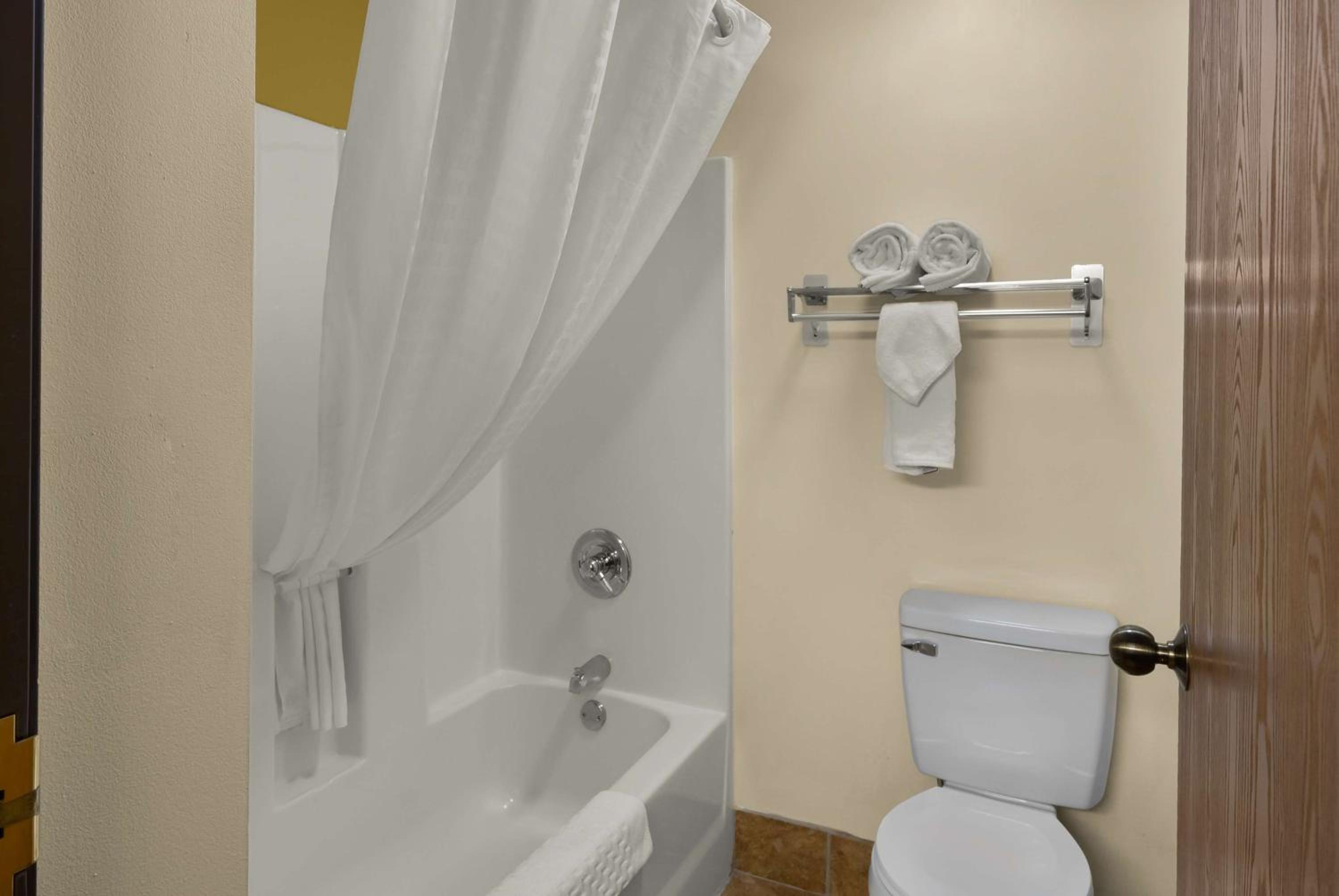 King Suite with Spa Bath - Non-Smoking - Photo 5