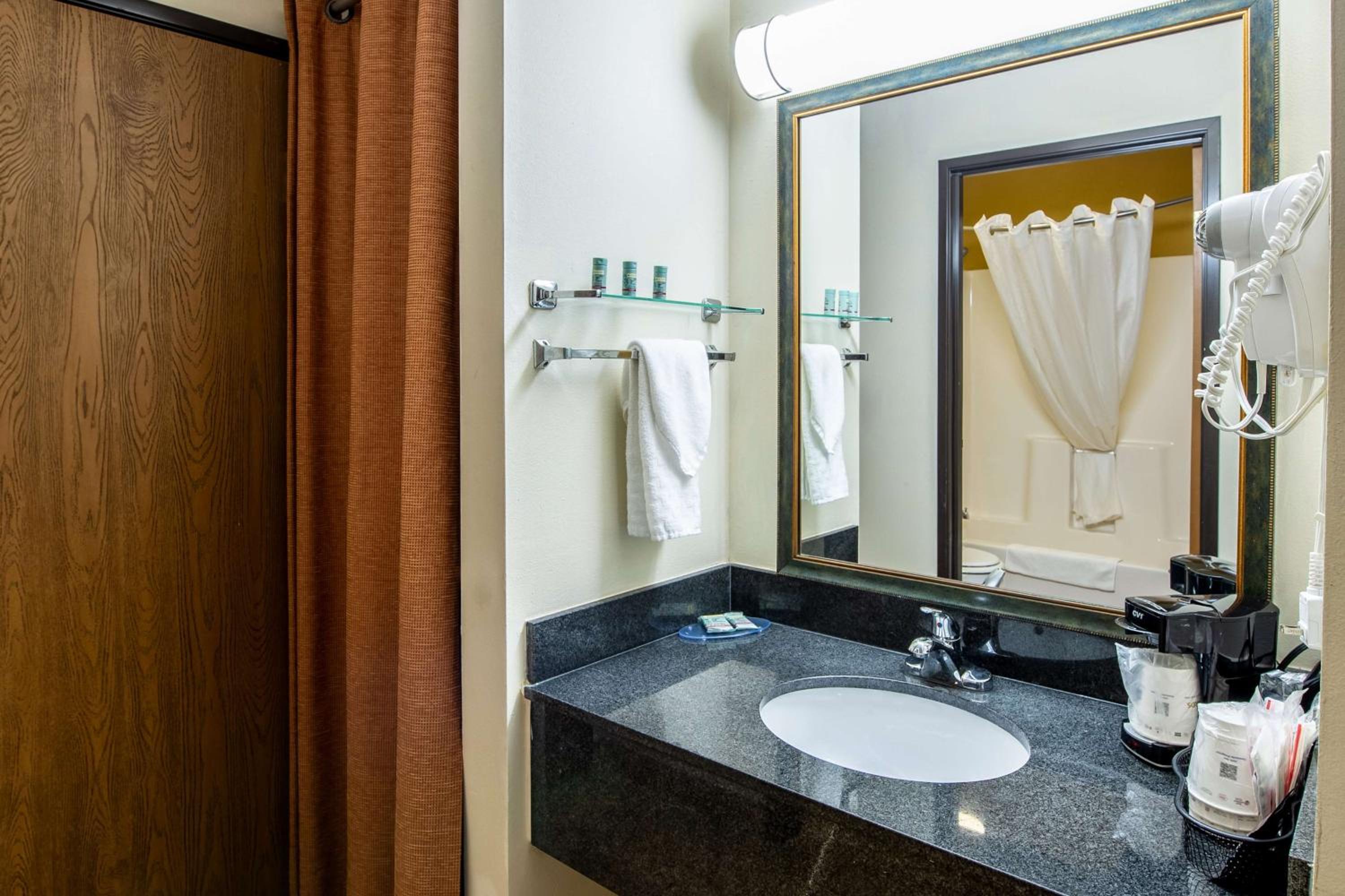 King Suite with Spa Bath - Non-Smoking - Photo 7