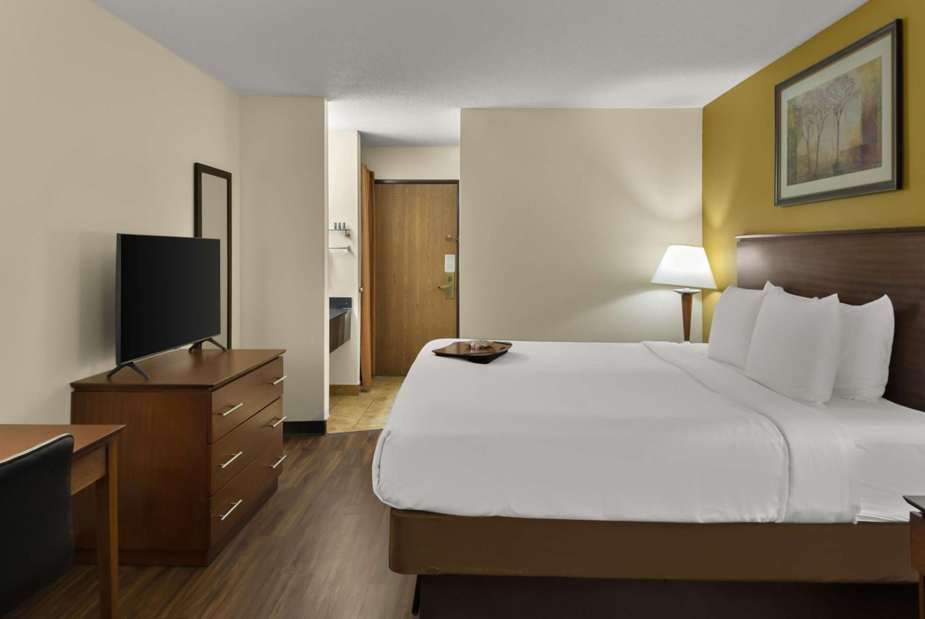 Queen Room with Walk-In Shower - Disability Access/Non-Smoking - Photo 3