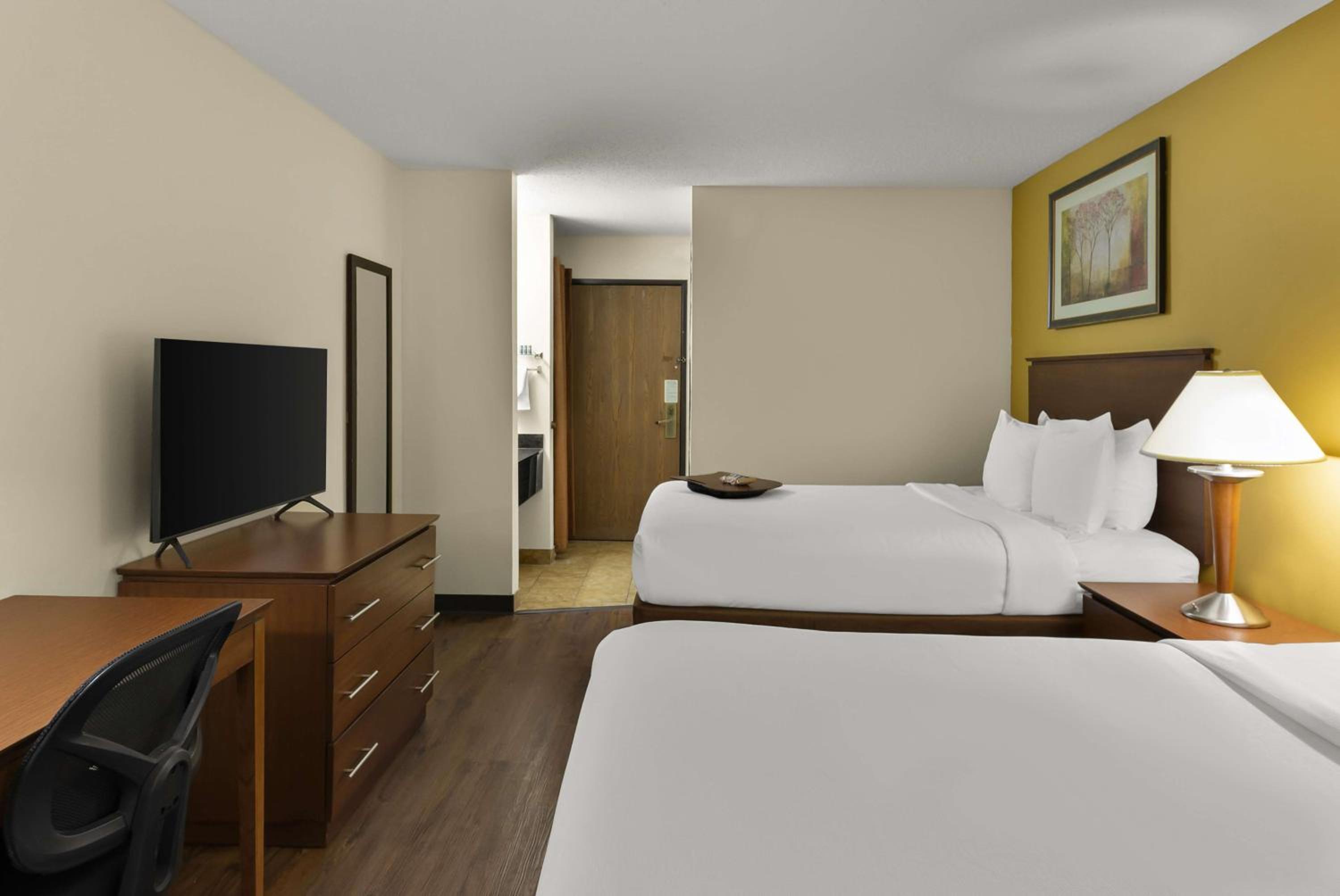Queen Room with Two Queen Beds - Second Floor/Non-Smoking - Photo 4