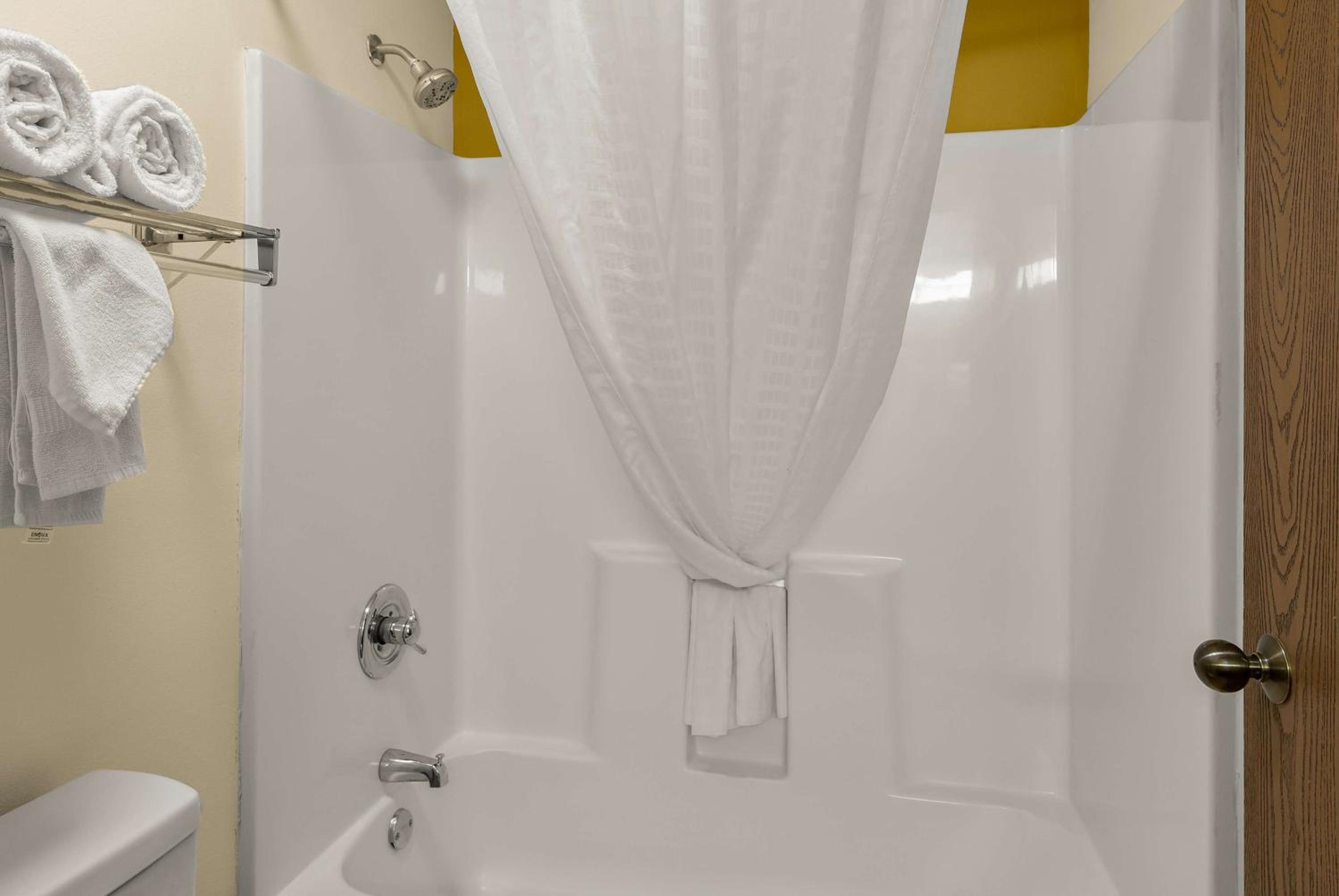King Suite with Spa Bath - Non-Smoking - Photo 2