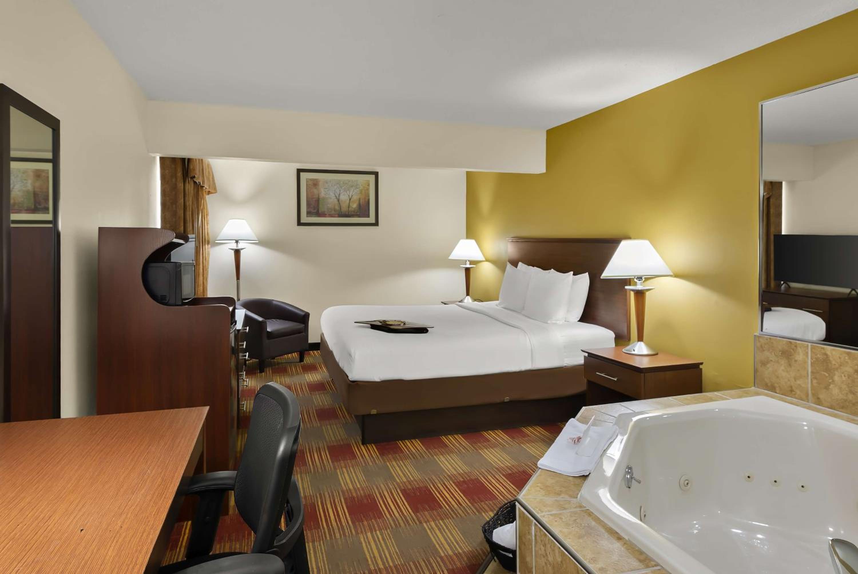 Deluxe King Room - Upstairs/Non-Smoking - Photo 5