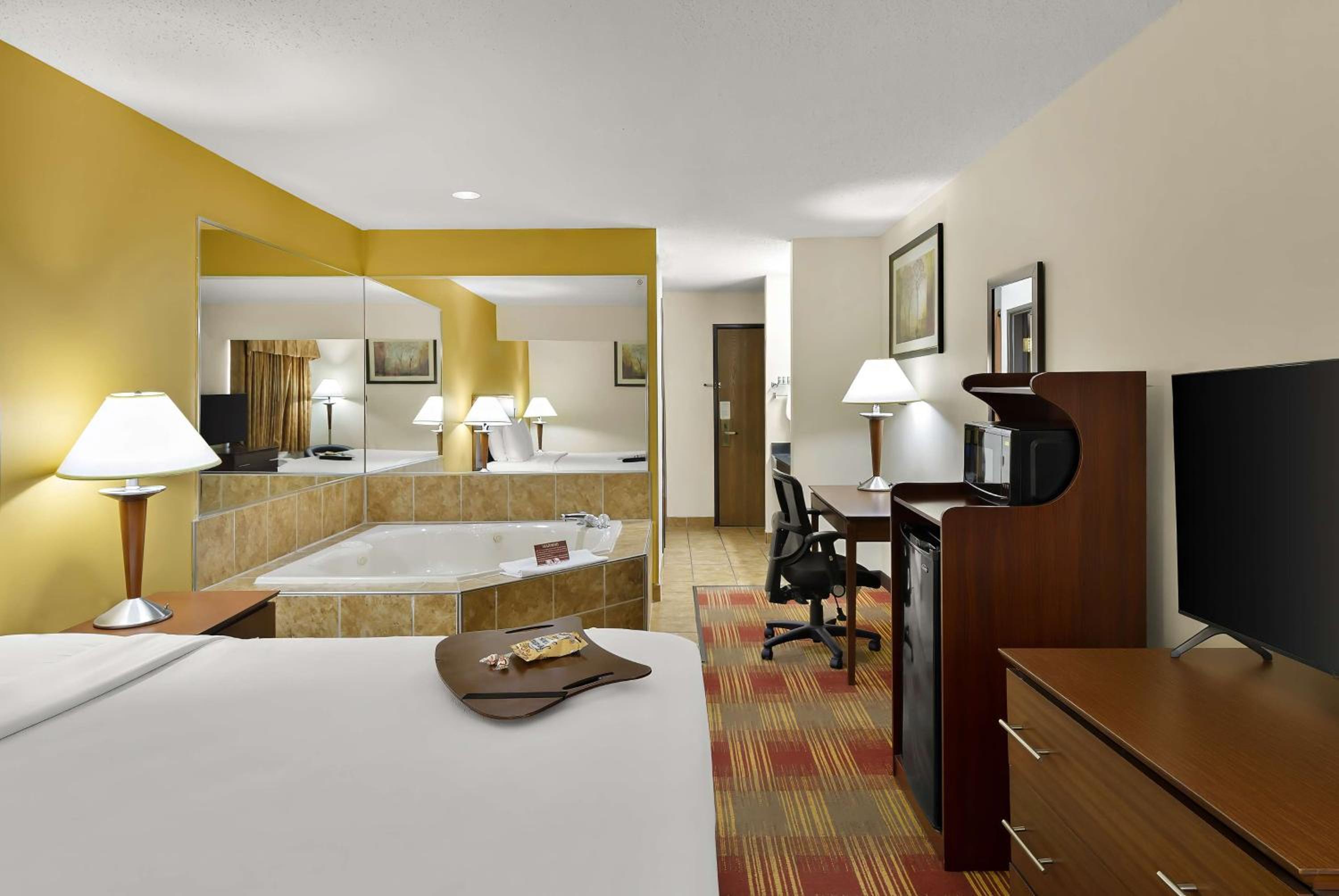 Deluxe King Room - Upstairs/Non-Smoking - Photo 8