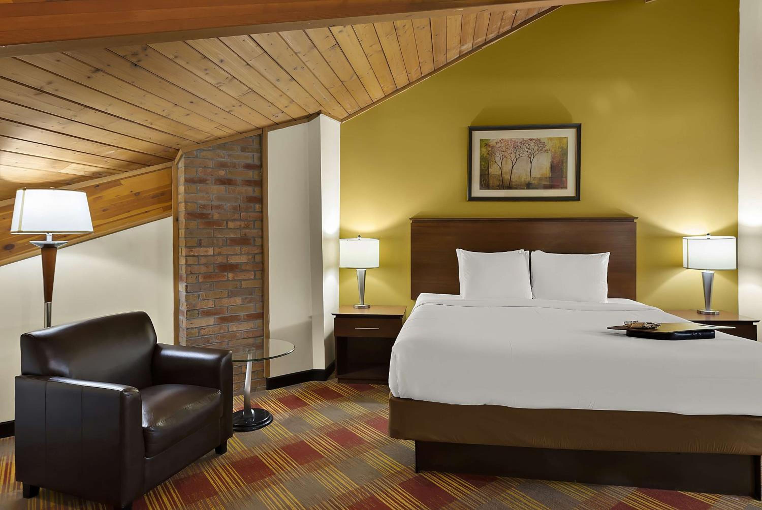 King Suite with Spa Bath - Pool View - Non Smoking - Photo 1