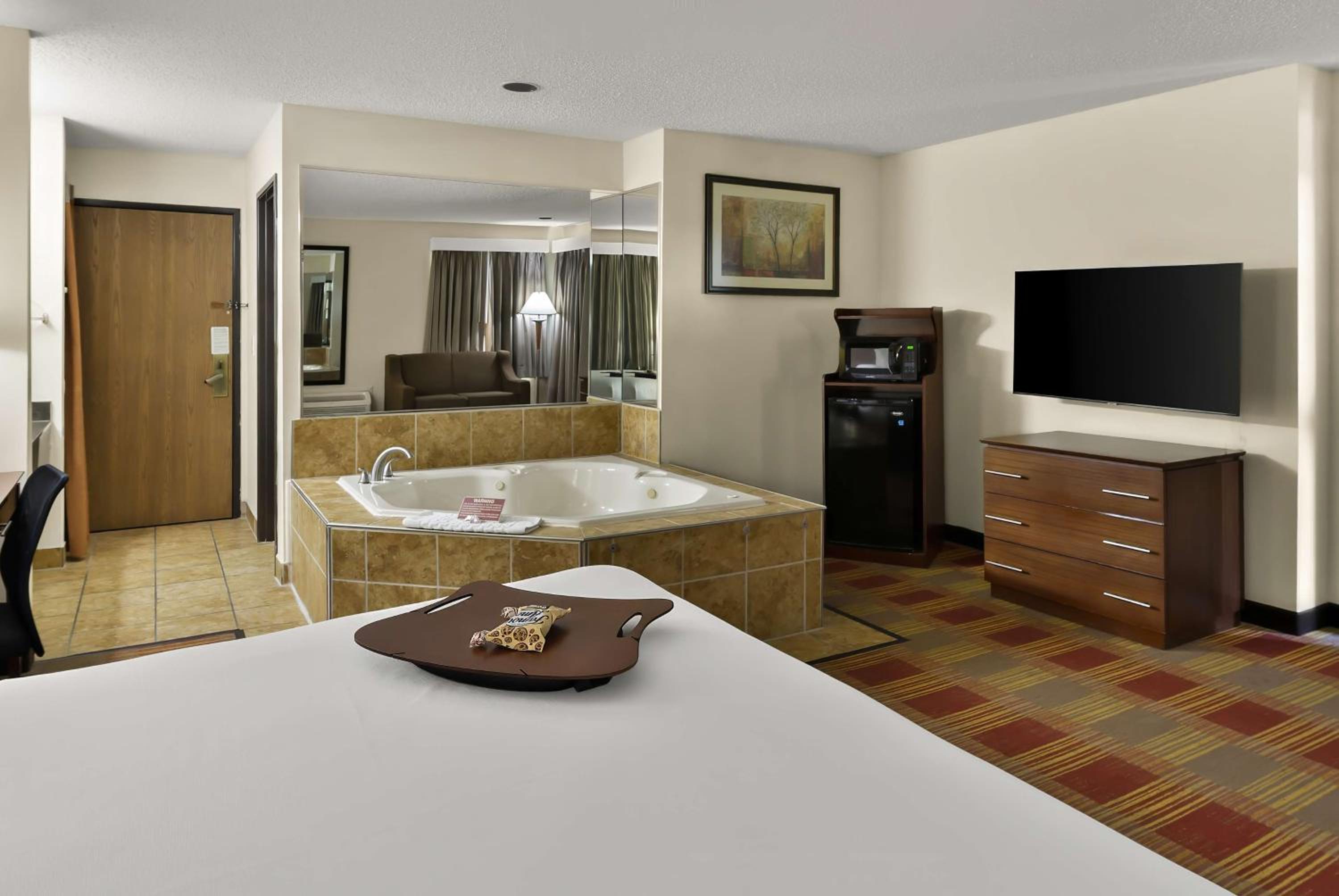 Large King Suite with Spa Bath and Pool View - Non-Smoking - Photo 3