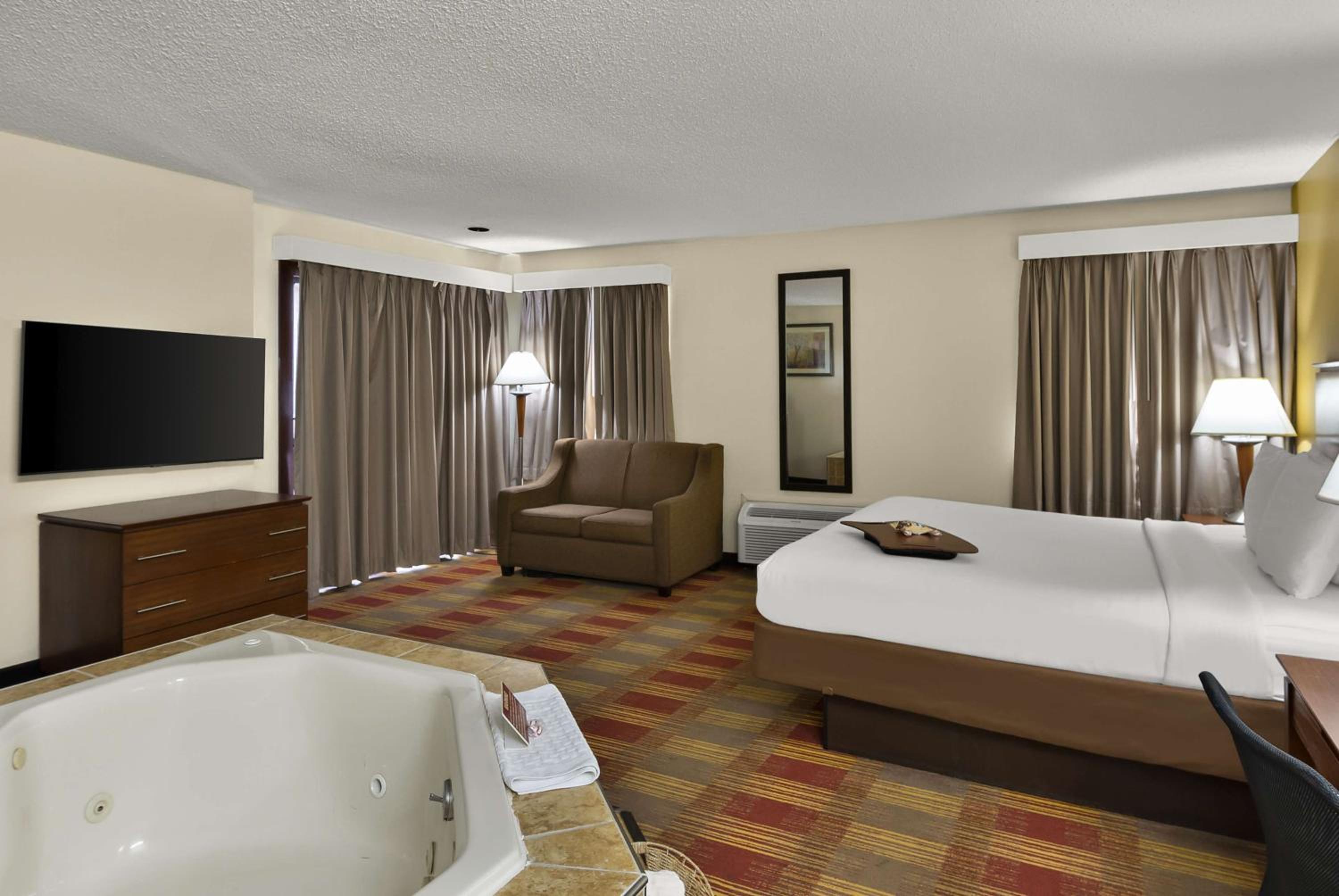 Large King Suite with Spa Bath and Pool View - Non-Smoking - Photo 2